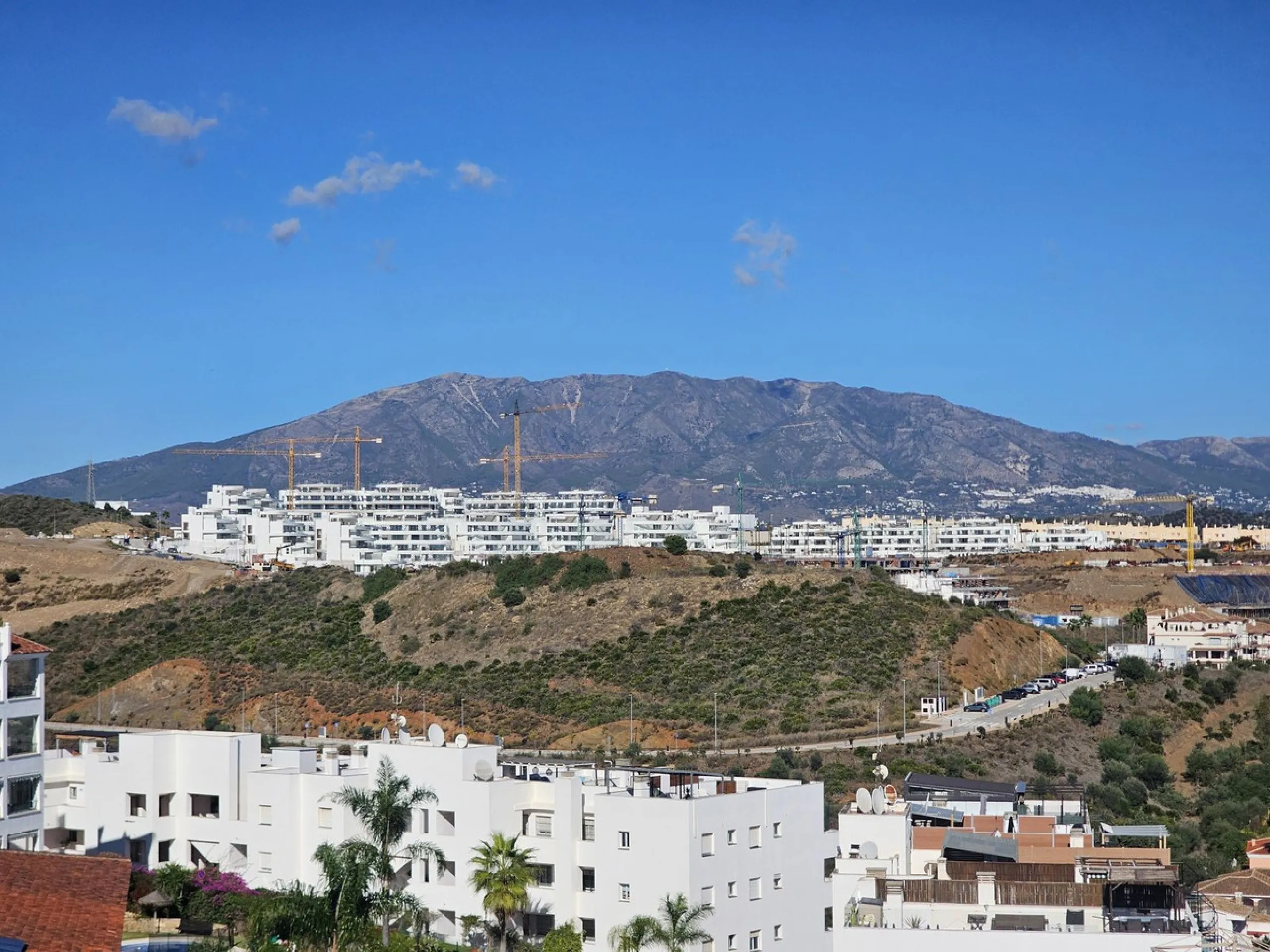 INCREDIBLE VIEWS and Perfect Location on the Costa del Sol! Fantastic Mid-Floor Apartment in Miraflores.