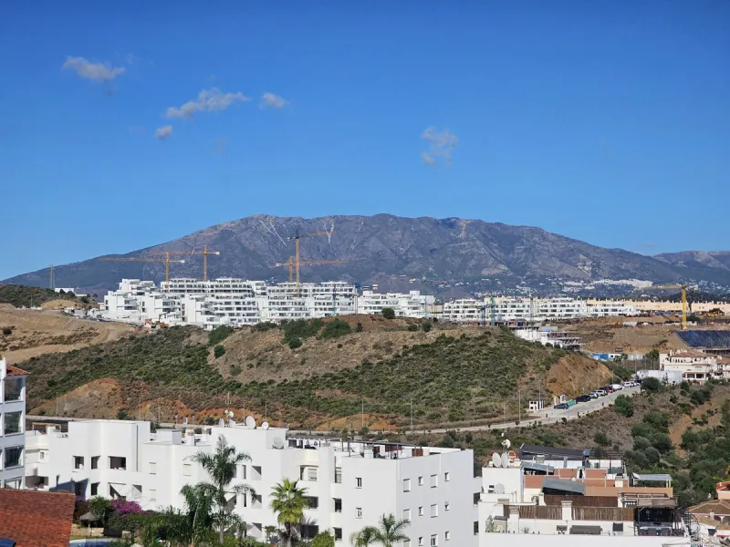 INCREDIBLE VIEWS and Perfect Location on the Costa del Sol! Fantastic Mid-Floor Apartment in Miraflores.