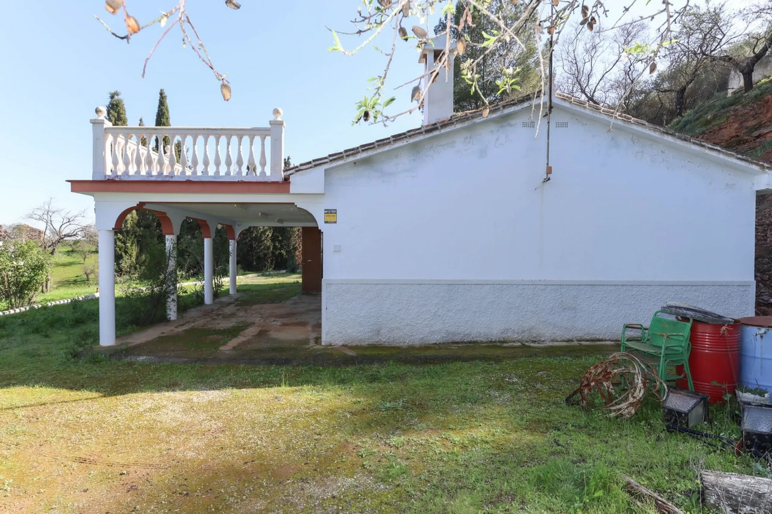 House - Finca - Cortijo в продаже в Guaro, Málaga. В доме 2 спален и 1 ванных комнат. Площадь дома 72 м². Площадь участка 36000 м²