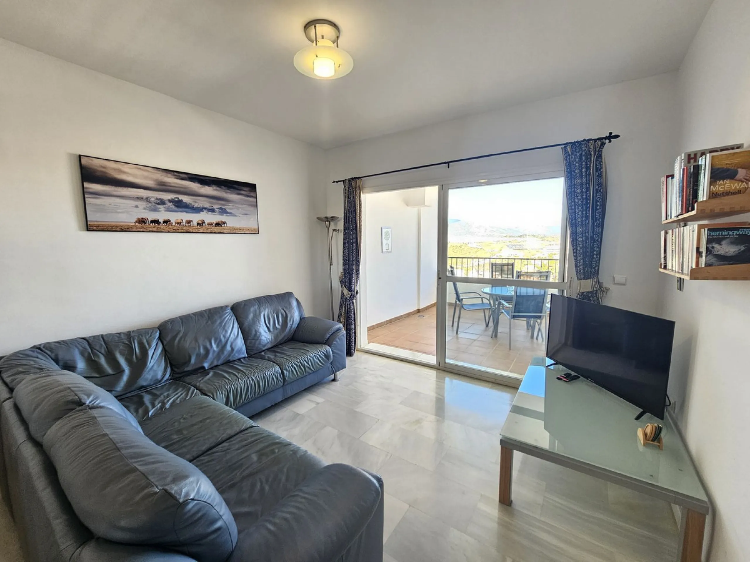 INCREDIBLE VIEWS and Perfect Location on the Costa del Sol! Fantastic Mid-Floor Apartment in Miraflores.