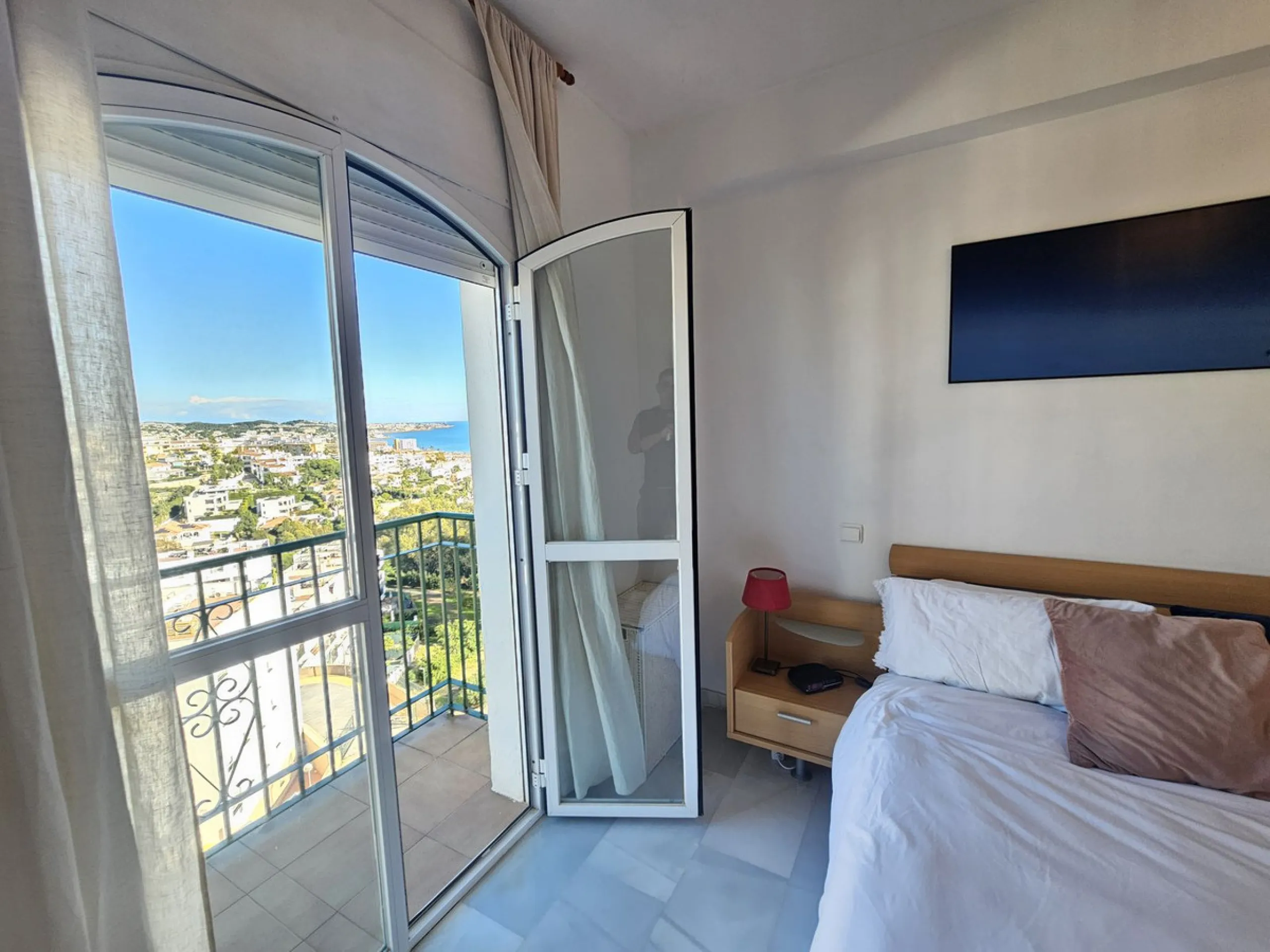 INCREDIBLE VIEWS and Perfect Location on the Costa del Sol! Fantastic Mid-Floor Apartment in Miraflores.