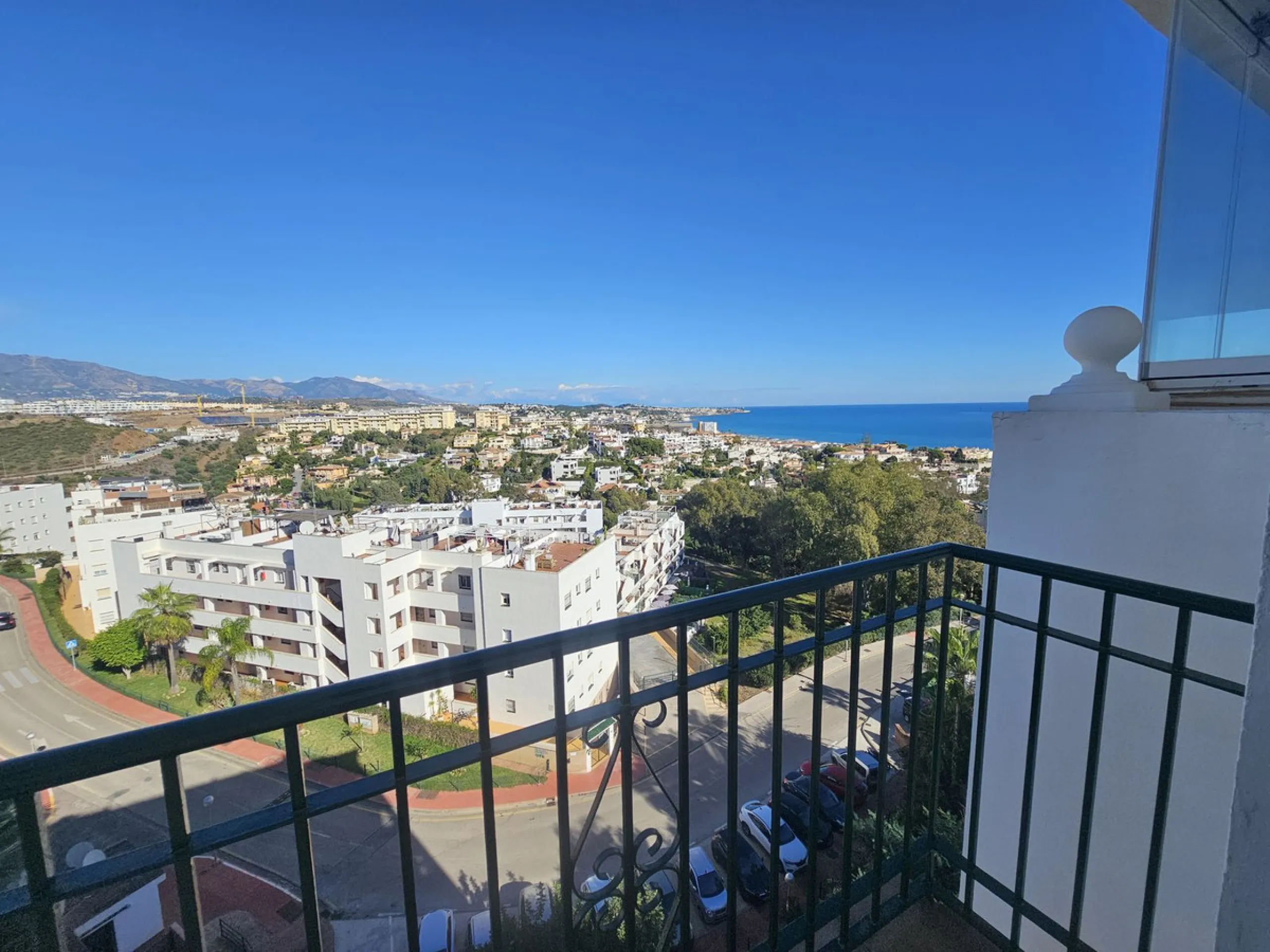 INCREDIBLE VIEWS and Perfect Location on the Costa del Sol! Fantastic Mid-Floor Apartment in Miraflores.