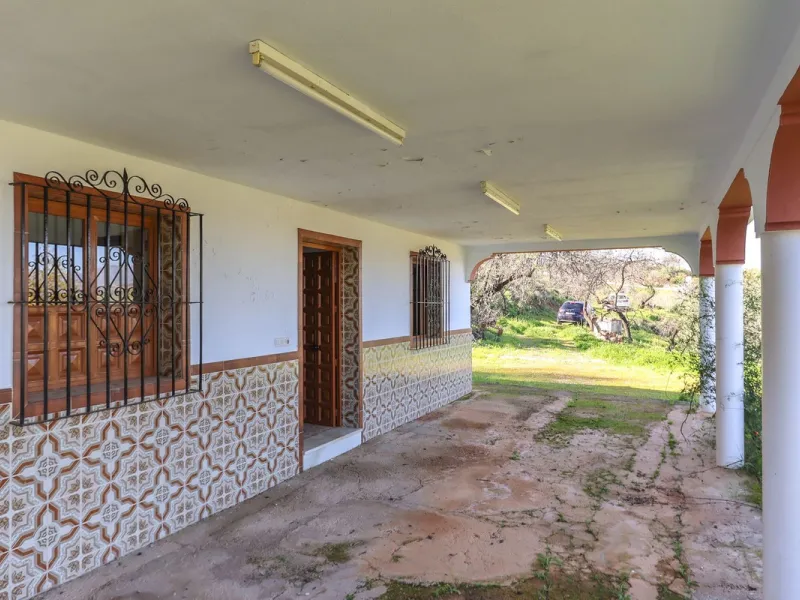 House - Finca - Cortijo в продаже в Guaro, Málaga. В доме 2 спален и 1 ванных комнат. Площадь дома 72 м². Площадь участка 36000 м²
