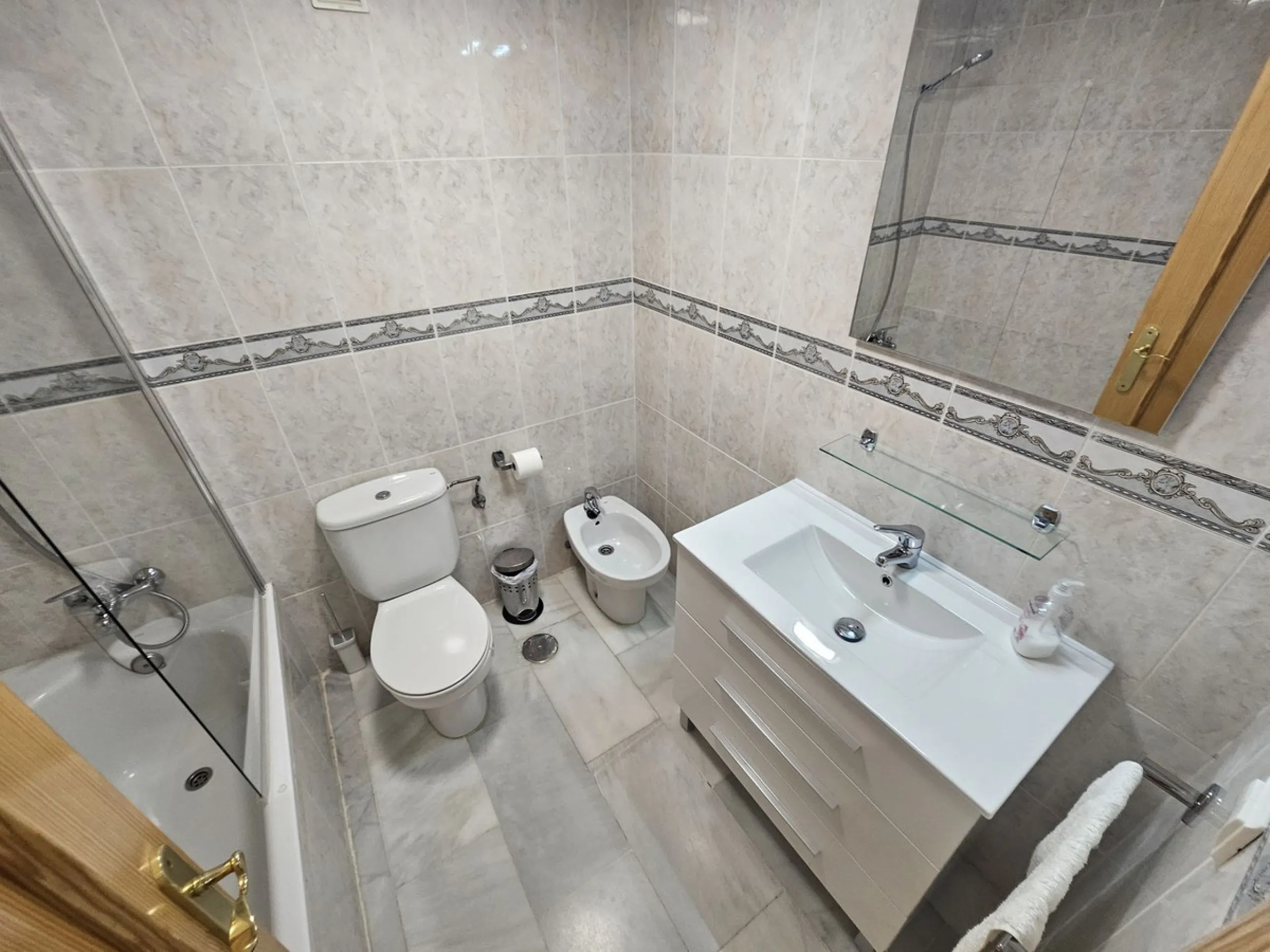 INCREDIBLE VIEWS and Perfect Location on the Costa del Sol! Fantastic Mid-Floor Apartment in Miraflores.