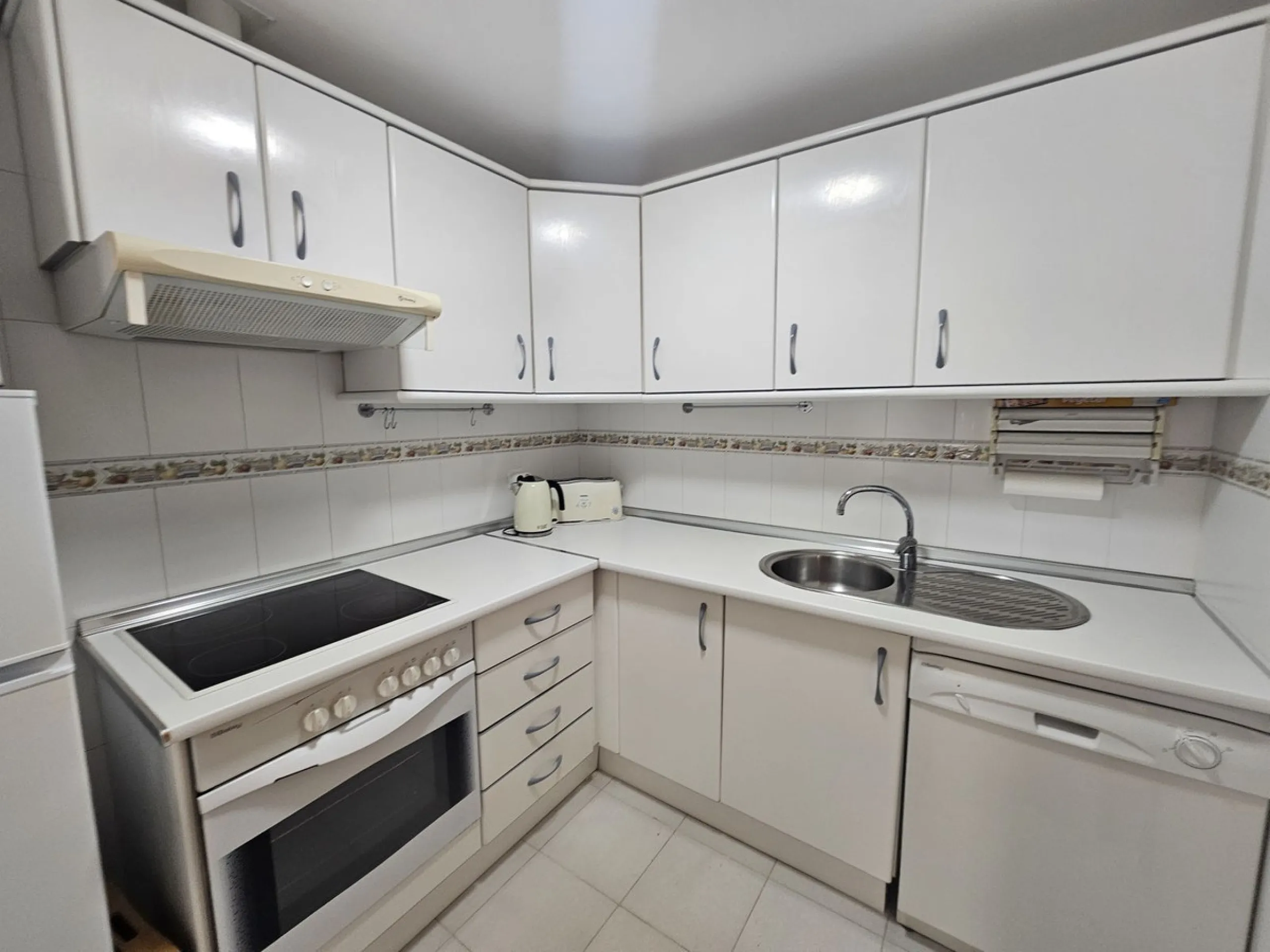 INCREDIBLE VIEWS and Perfect Location on the Costa del Sol! Fantastic Mid-Floor Apartment in Miraflores.