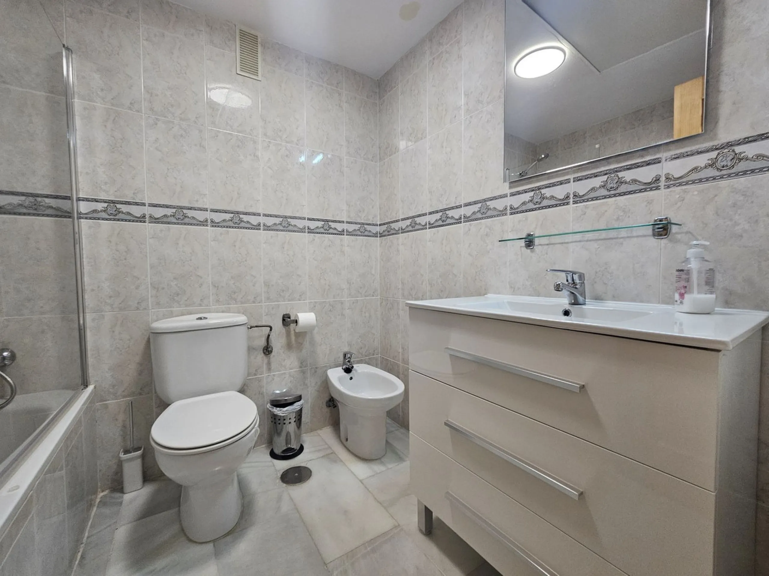 INCREDIBLE VIEWS and Perfect Location on the Costa del Sol! Fantastic Mid-Floor Apartment in Miraflores.
