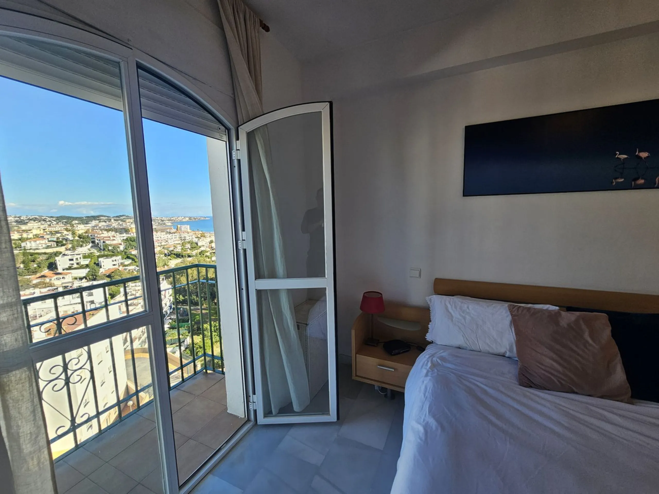 INCREDIBLE VIEWS and Perfect Location on the Costa del Sol! Fantastic Mid-Floor Apartment in Miraflores.