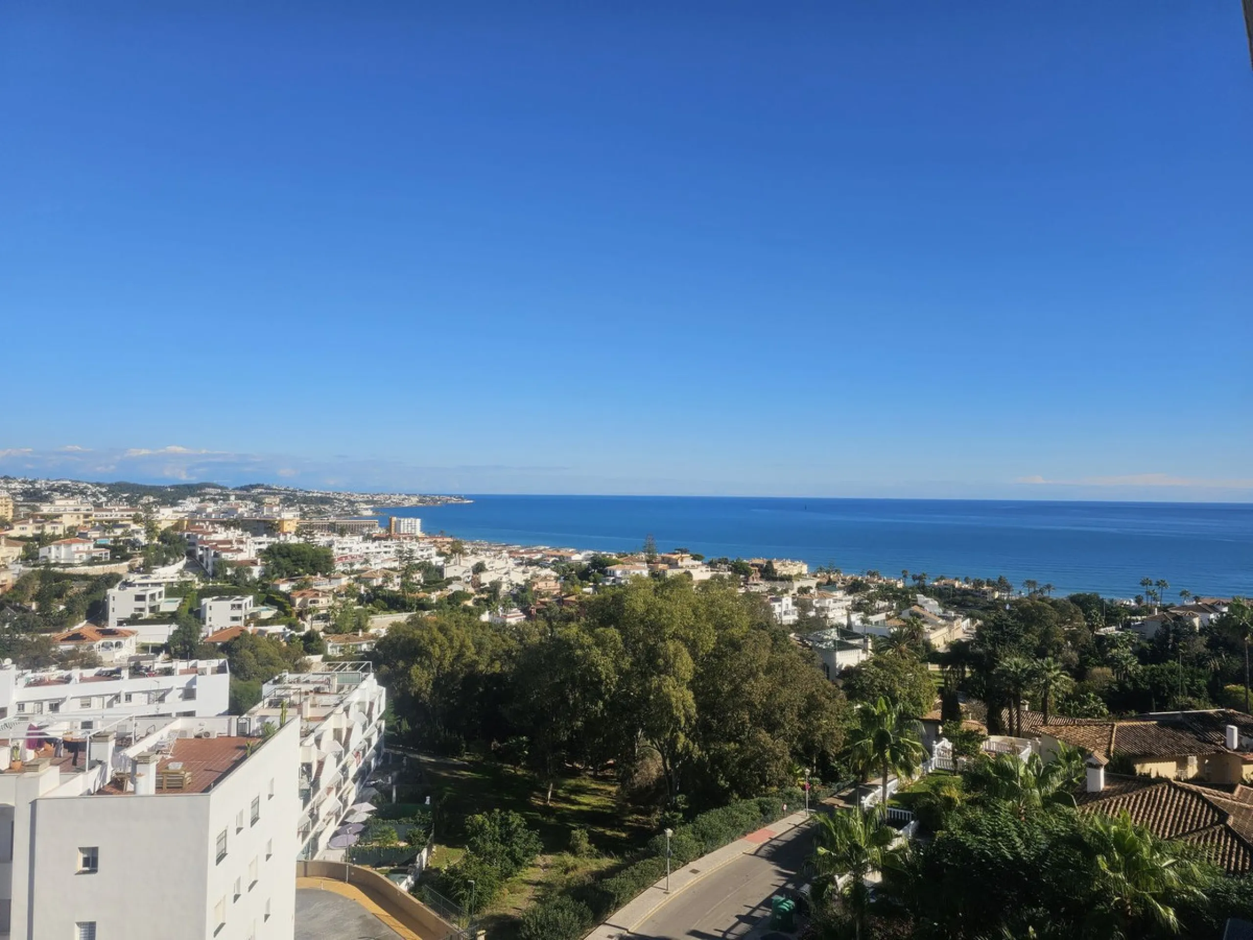 INCREDIBLE VIEWS and Perfect Location on the Costa del Sol! Fantastic Mid-Floor Apartment in Miraflores.
