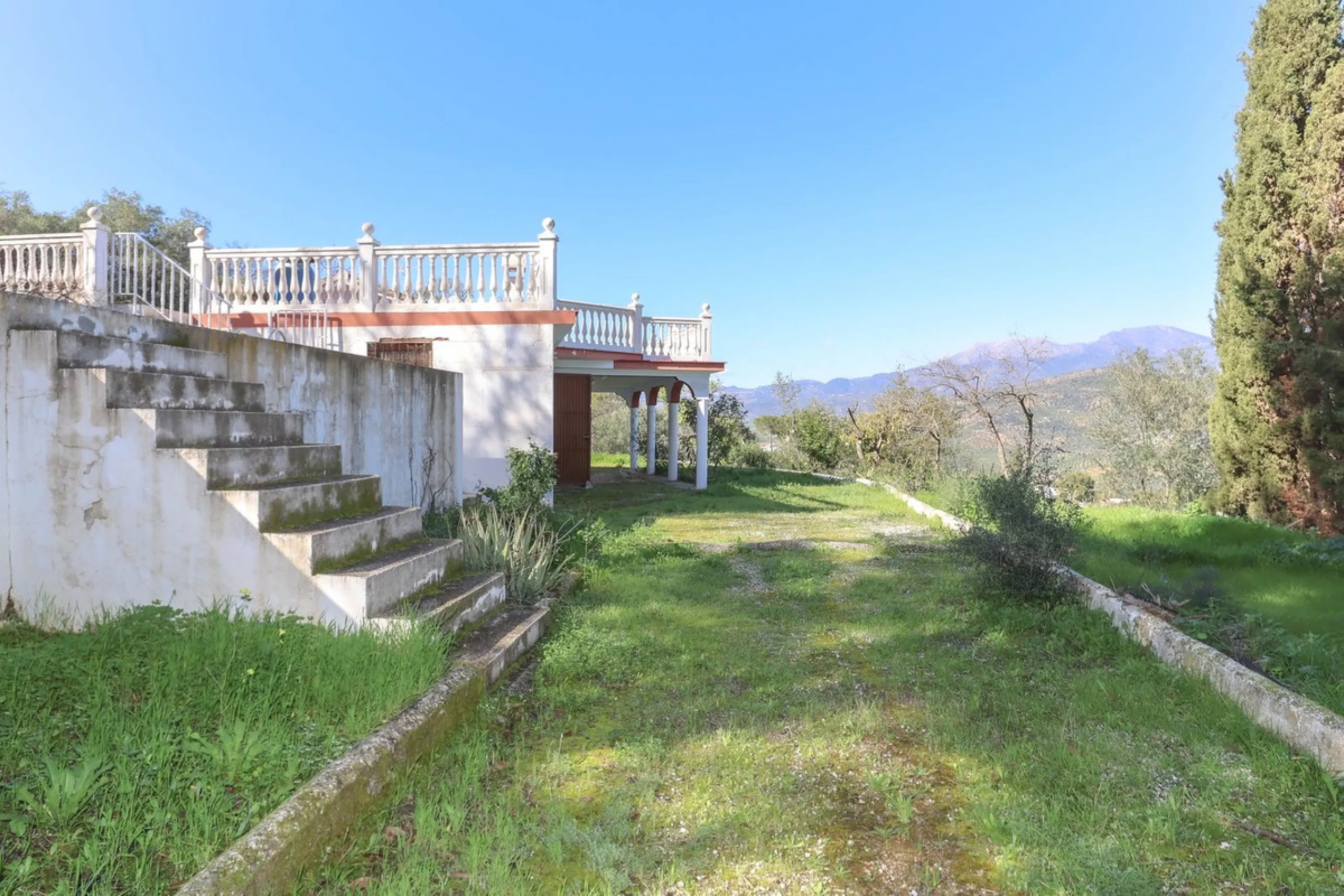 House - Finca - Cortijo в продаже в Guaro, Málaga. В доме 2 спален и 1 ванных комнат. Площадь дома 72 м². Площадь участка 36000 м²