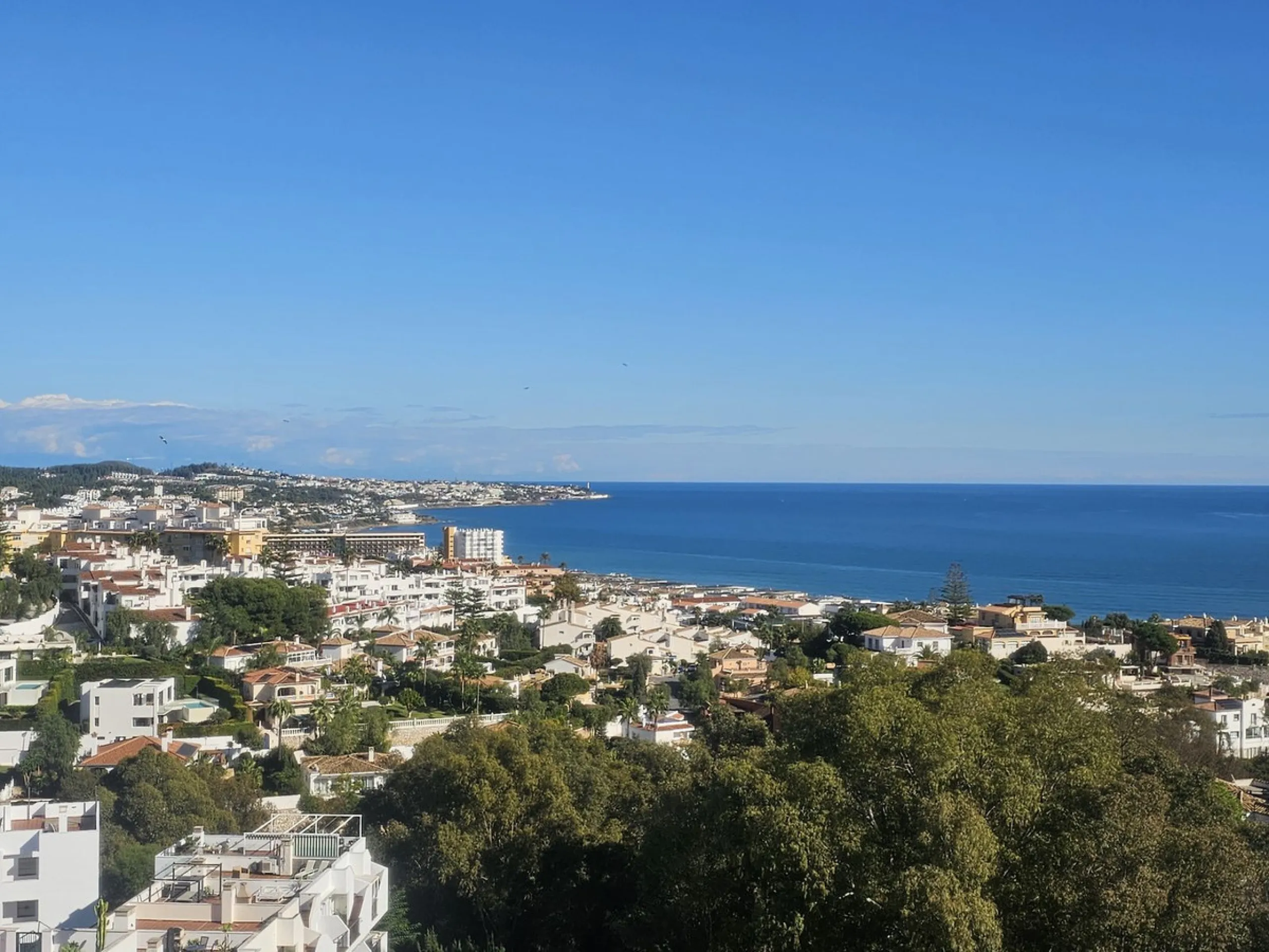 INCREDIBLE VIEWS and Perfect Location on the Costa del Sol! Fantastic Mid-Floor Apartment in Miraflores.