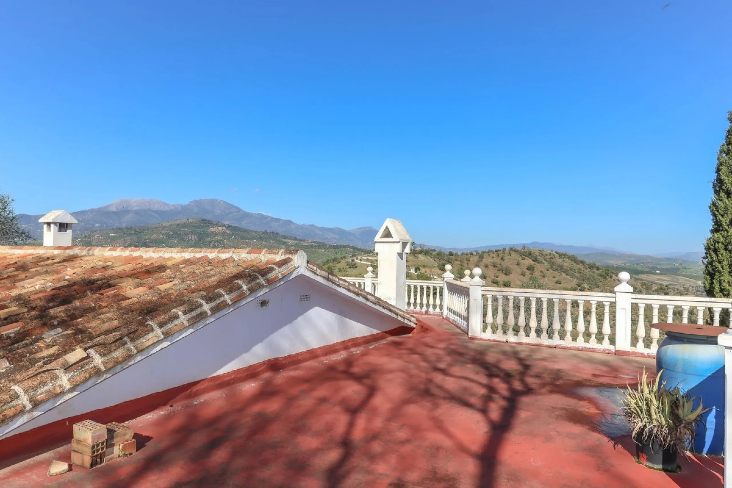 House - Finca - Cortijo в продаже в Guaro, Málaga. В доме 2 спален и 1 ванных комнат. Площадь дома 72 м². Площадь участка 36000 м²