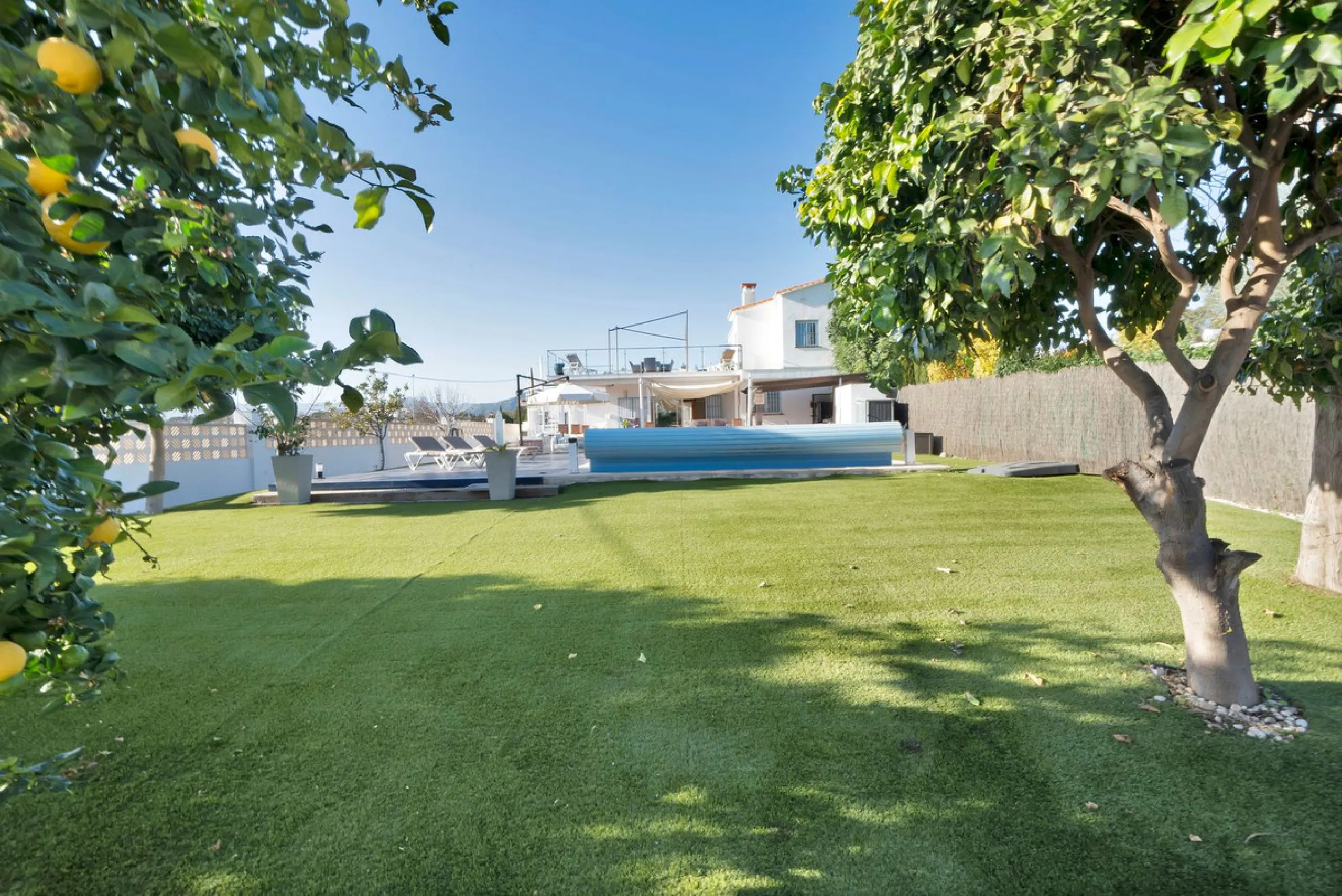 We are proud to represent this exclusive elegant and modern villa located beachside in the desirable area of San Pedro – The location is ideally situated within walking distance to the centre of San Pedro, which is full of fabulous bars & restaurants, the