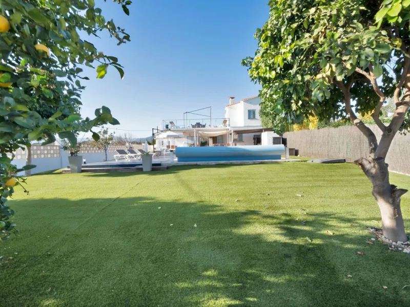 We are proud to represent this exclusive elegant and modern villa located beachside in the desirable area of San Pedro – The location is ideally situated within walking distance to the centre of San Pedro, which is full of fabulous bars & restaurants, the