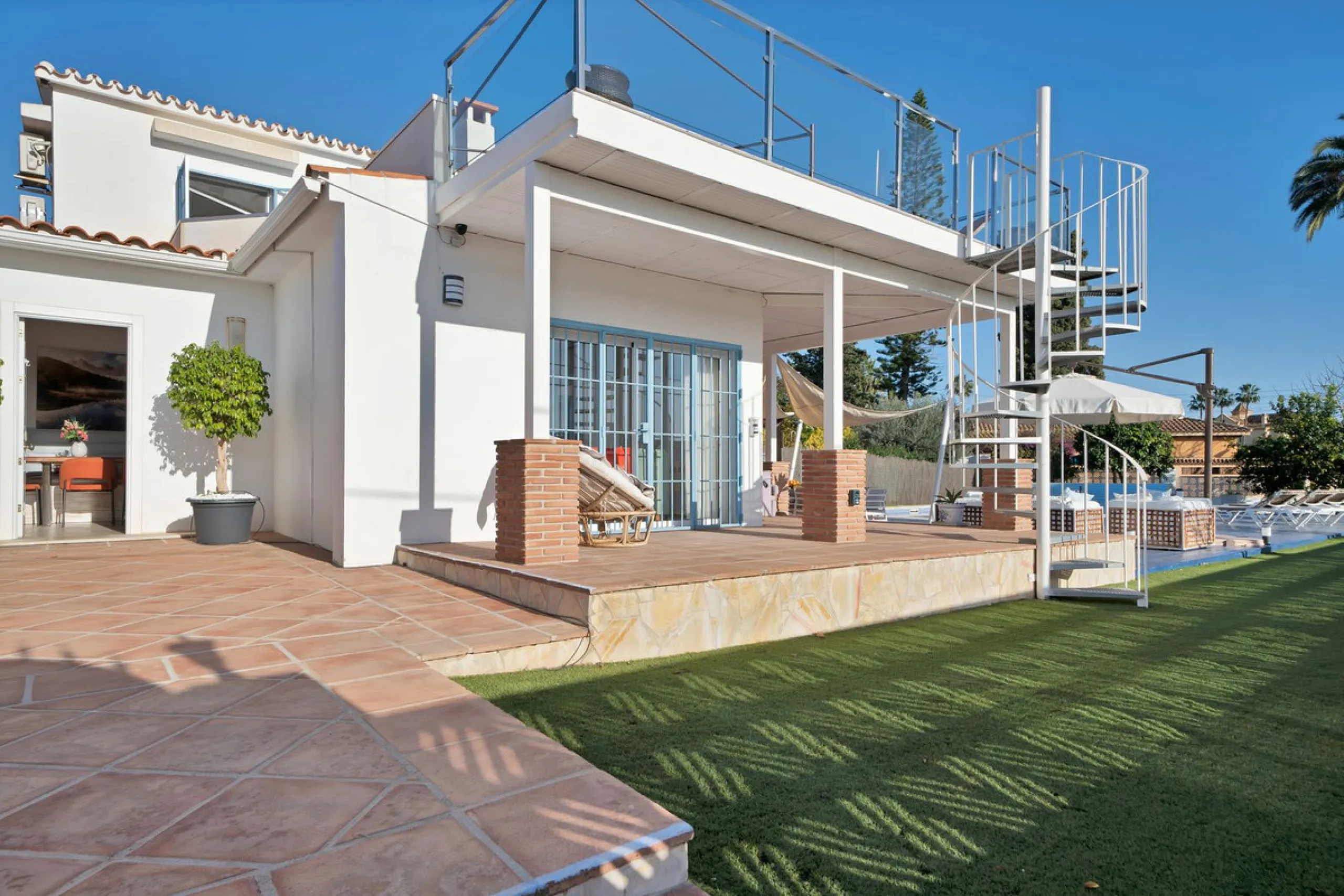 We are proud to represent this exclusive elegant and modern villa located beachside in the desirable area of San Pedro – The location is ideally situated within walking distance to the centre of San Pedro, which is full of fabulous bars & restaurants, the