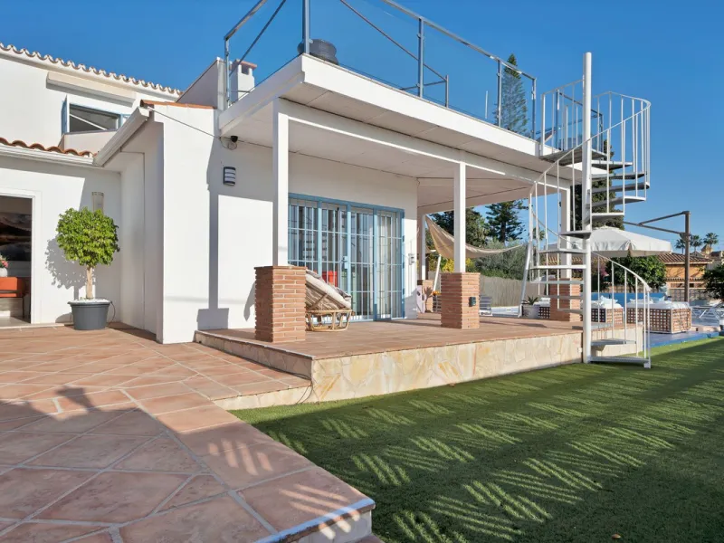 We are proud to represent this exclusive elegant and modern villa located beachside in the desirable area of San Pedro – The location is ideally situated within walking distance to the centre of San Pedro, which is full of fabulous bars & restaurants, the