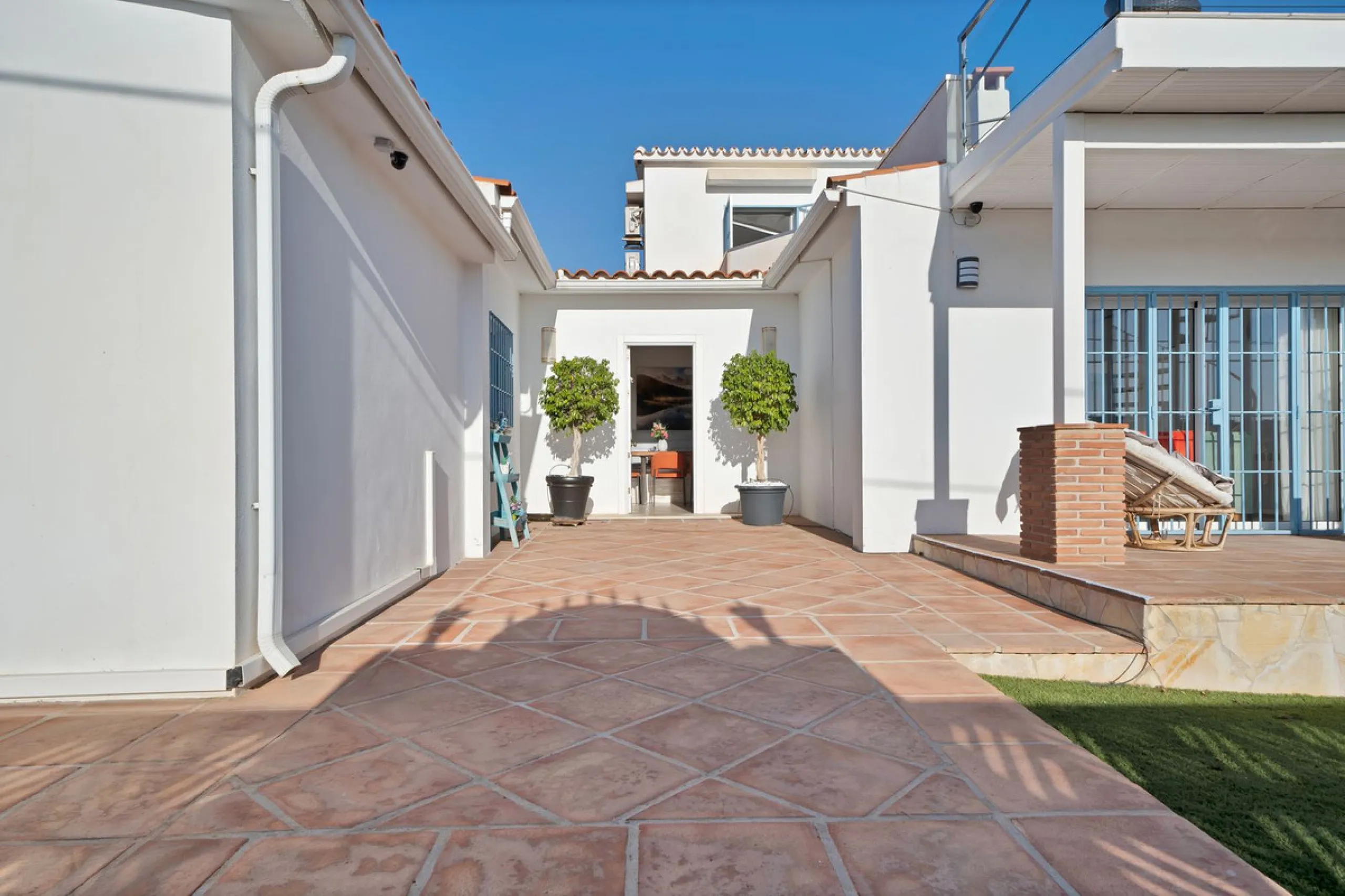 We are proud to represent this exclusive elegant and modern villa located beachside in the desirable area of San Pedro – The location is ideally situated within walking distance to the centre of San Pedro, which is full of fabulous bars & restaurants, the