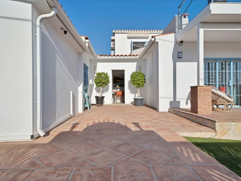 We are proud to represent this exclusive elegant and modern villa located beachside in the desirable area of San Pedro – The location is ideally situated within walking distance to the centre of San Pedro, which is full of fabulous bars & restaurants, the