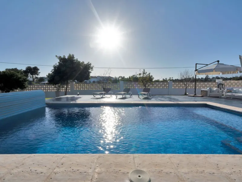 We are proud to represent this exclusive elegant and modern villa located beachside in the desirable area of San Pedro – The location is ideally situated within walking distance to the centre of San Pedro, which is full of fabulous bars & restaurants, the
