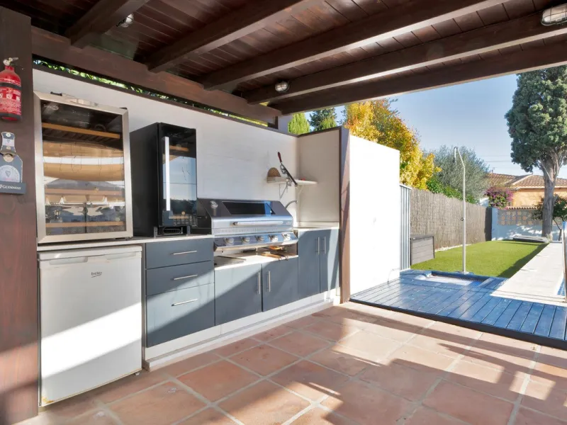 We are proud to represent this exclusive elegant and modern villa located beachside in the desirable area of San Pedro – The location is ideally situated within walking distance to the centre of San Pedro, which is full of fabulous bars & restaurants, the