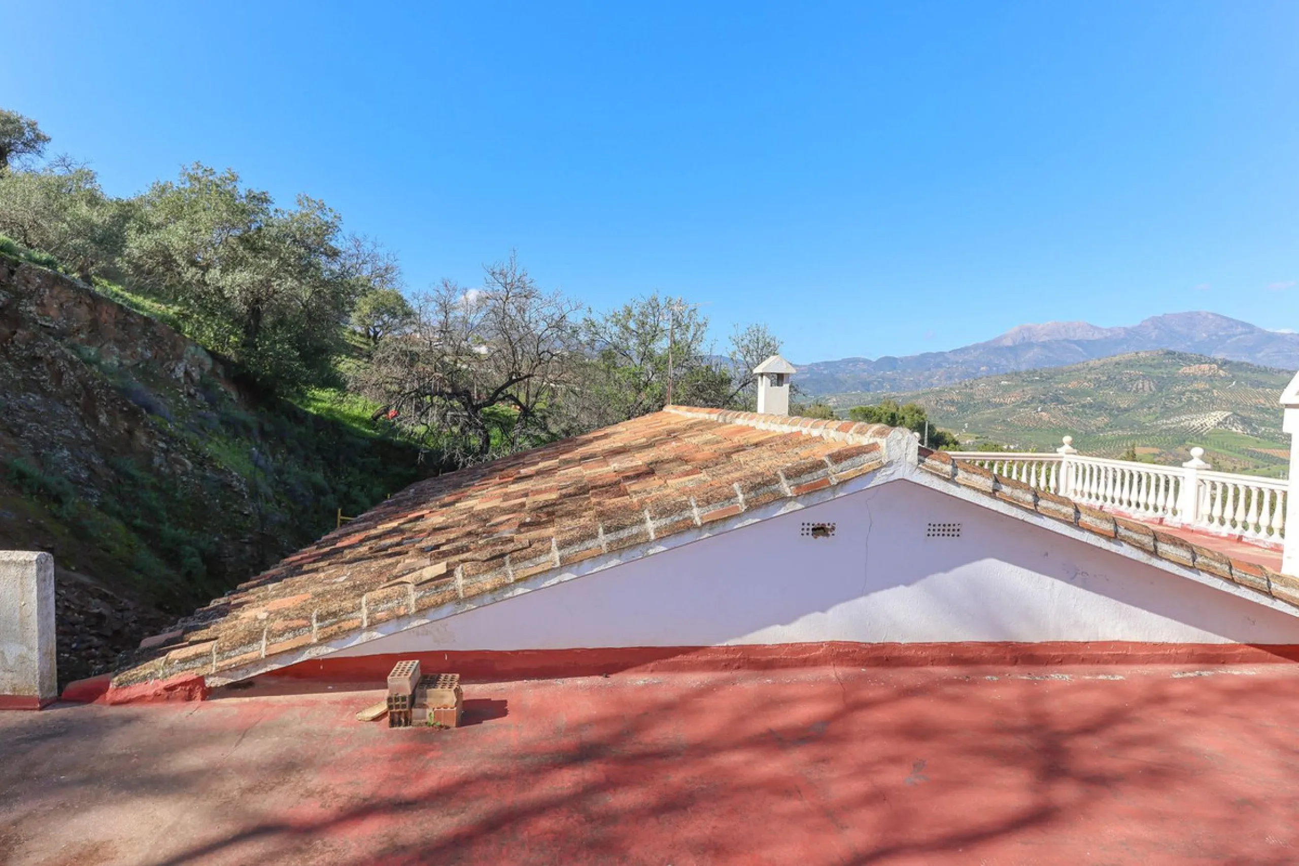 House - Finca - Cortijo в продаже в Guaro, Málaga. В доме 2 спален и 1 ванных комнат. Площадь дома 72 м². Площадь участка 36000 м²