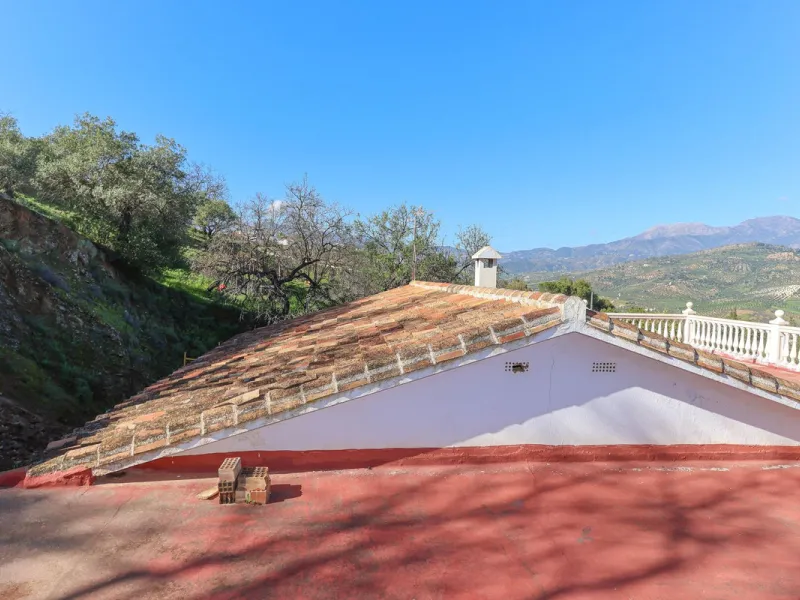 House - Finca - Cortijo в продаже в Guaro, Málaga. В доме 2 спален и 1 ванных комнат. Площадь дома 72 м². Площадь участка 36000 м²