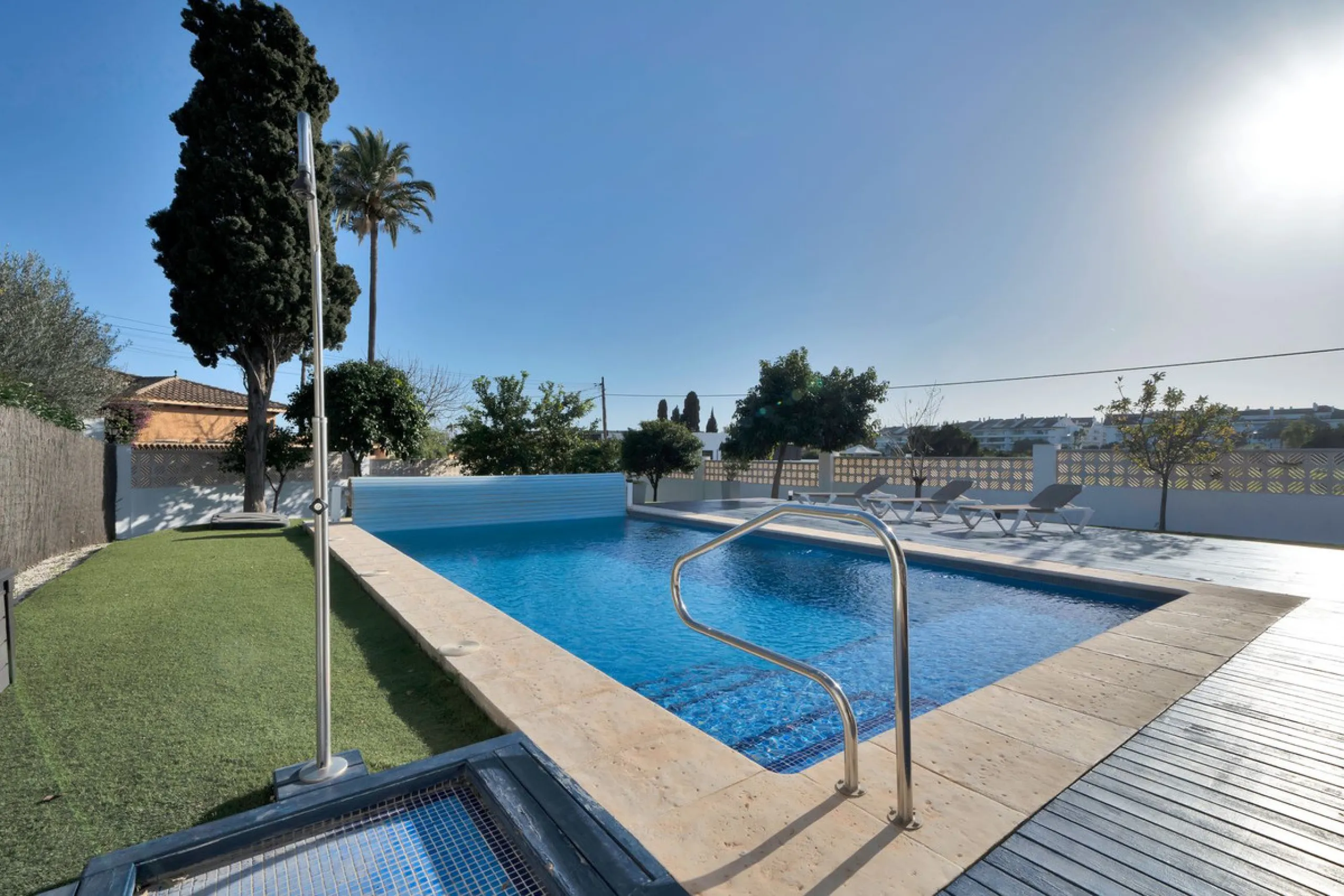 We are proud to represent this exclusive elegant and modern villa located beachside in the desirable area of San Pedro – The location is ideally situated within walking distance to the centre of San Pedro, which is full of fabulous bars & restaurants, the