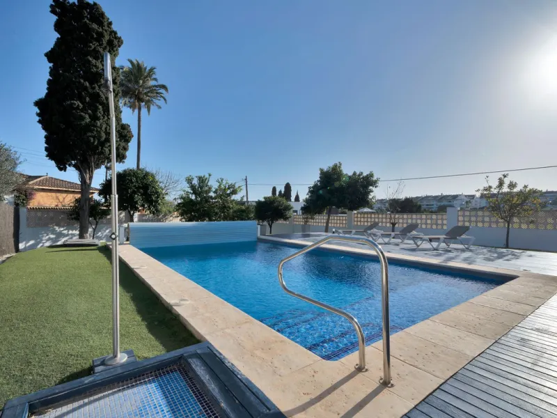 We are proud to represent this exclusive elegant and modern villa located beachside in the desirable area of San Pedro – The location is ideally situated within walking distance to the centre of San Pedro, which is full of fabulous bars & restaurants, the