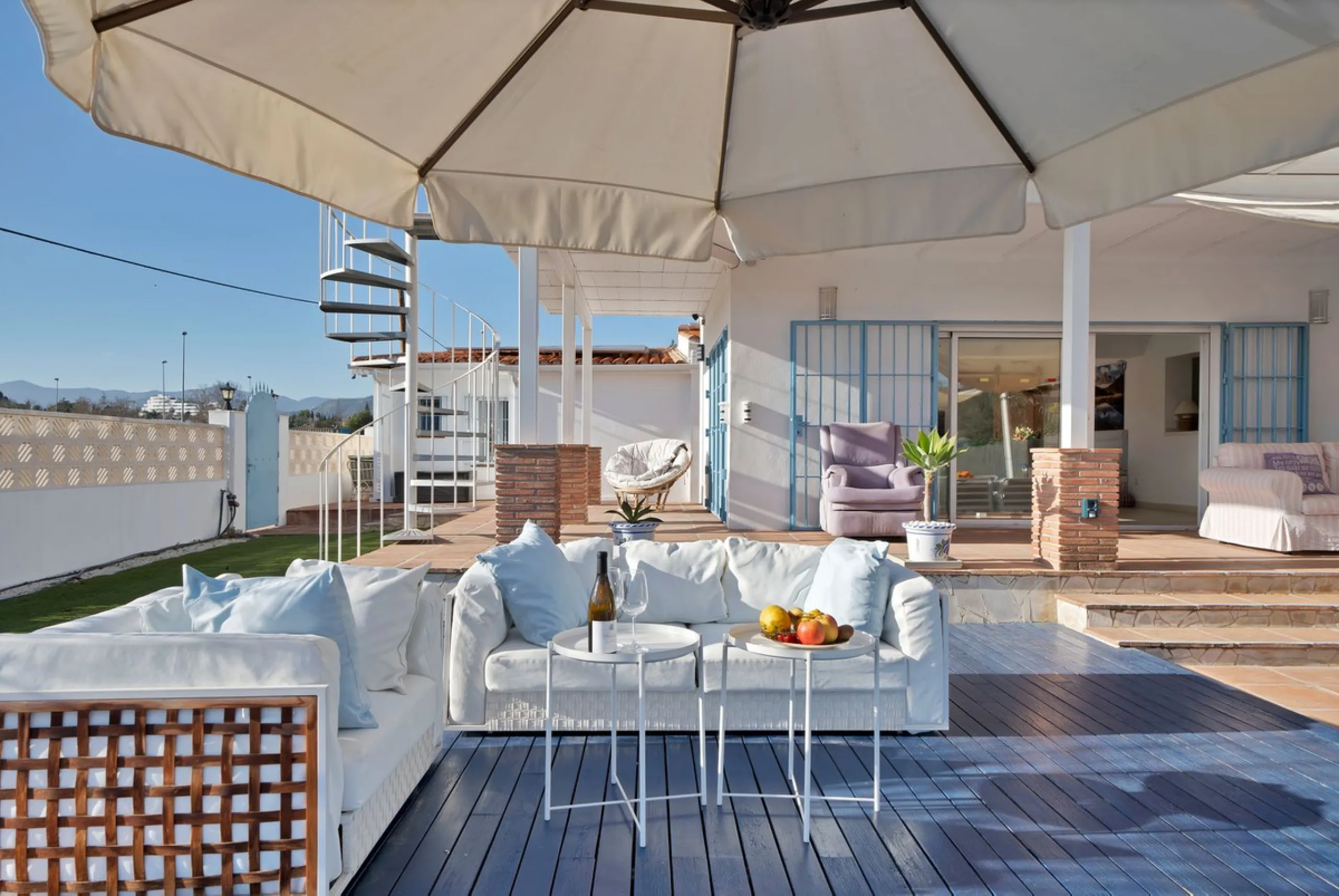 We are proud to represent this exclusive elegant and modern villa located beachside in the desirable area of San Pedro – The location is ideally situated within walking distance to the centre of San Pedro, which is full of fabulous bars & restaurants, the