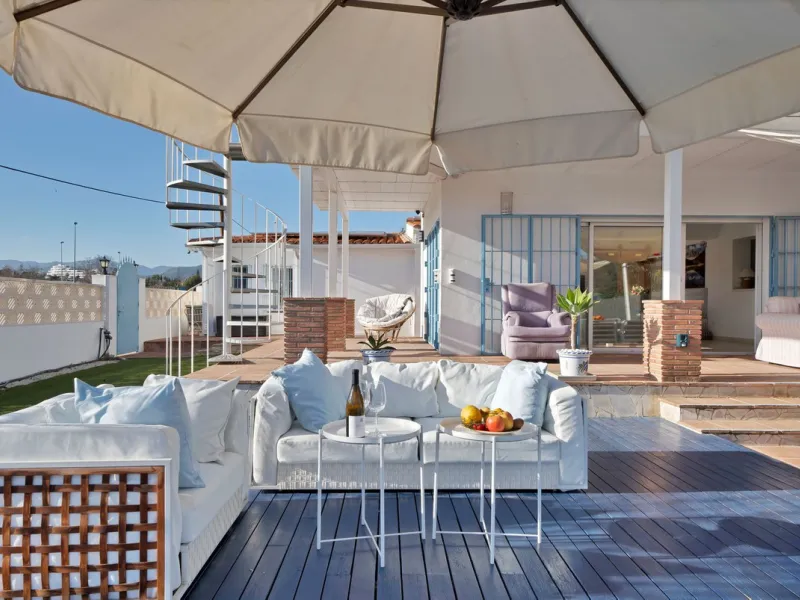 We are proud to represent this exclusive elegant and modern villa located beachside in the desirable area of San Pedro – The location is ideally situated within walking distance to the centre of San Pedro, which is full of fabulous bars & restaurants, the