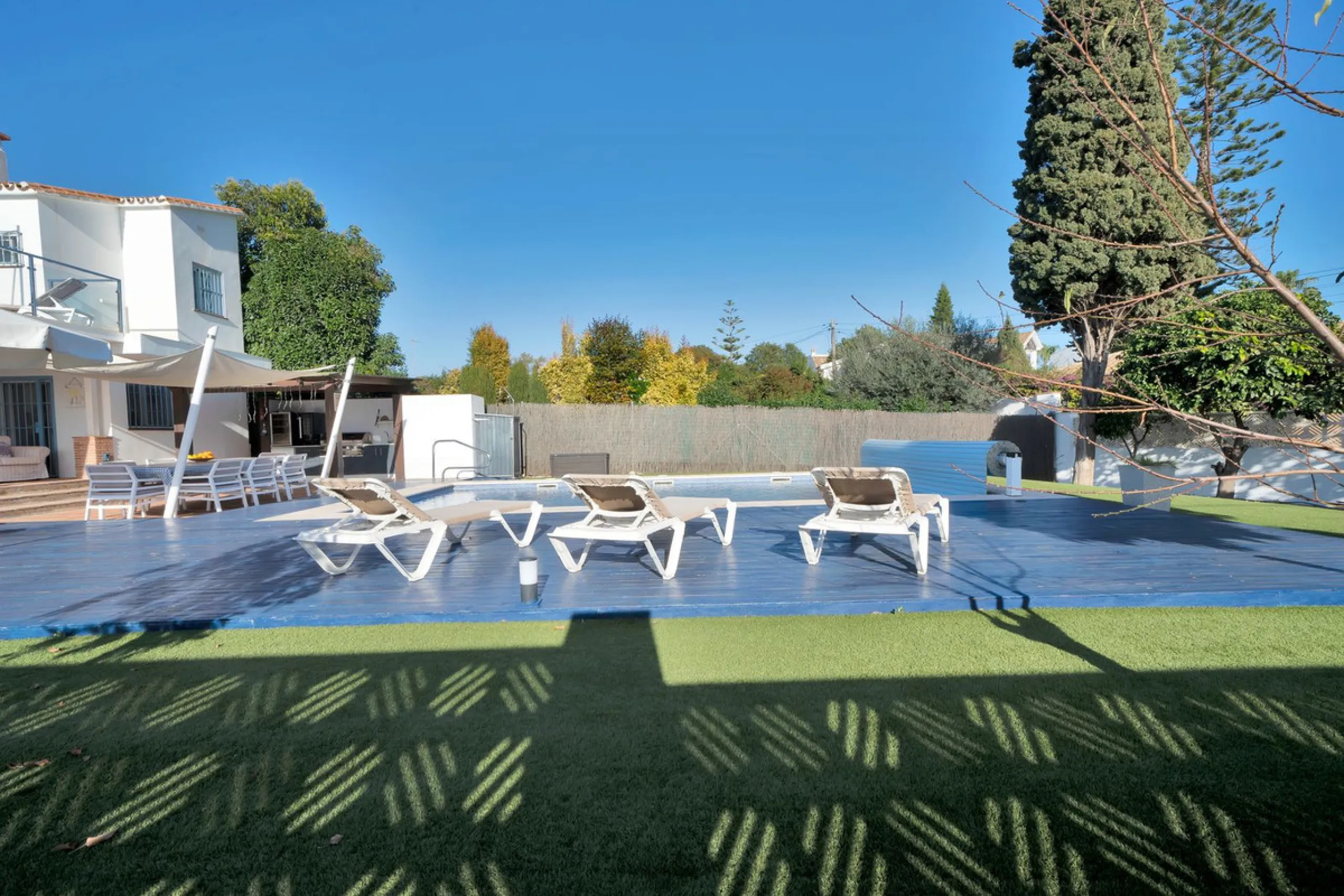 We are proud to represent this exclusive elegant and modern villa located beachside in the desirable area of San Pedro – The location is ideally situated within walking distance to the centre of San Pedro, which is full of fabulous bars & restaurants, the