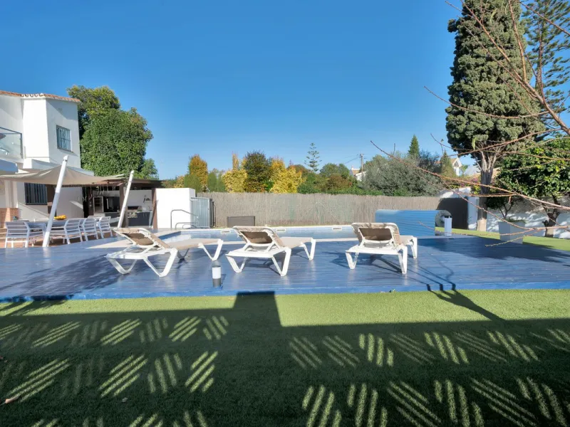 We are proud to represent this exclusive elegant and modern villa located beachside in the desirable area of San Pedro – The location is ideally situated within walking distance to the centre of San Pedro, which is full of fabulous bars & restaurants, the