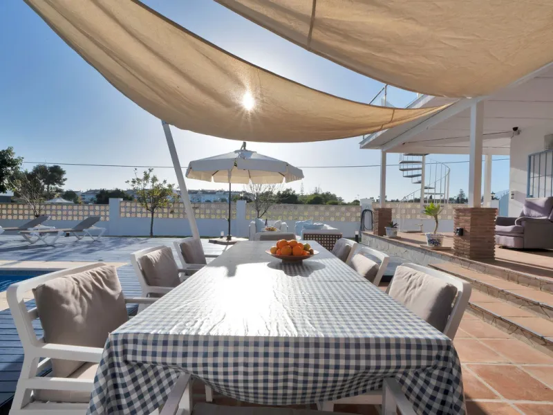We are proud to represent this exclusive elegant and modern villa located beachside in the desirable area of San Pedro – The location is ideally situated within walking distance to the centre of San Pedro, which is full of fabulous bars & restaurants, the