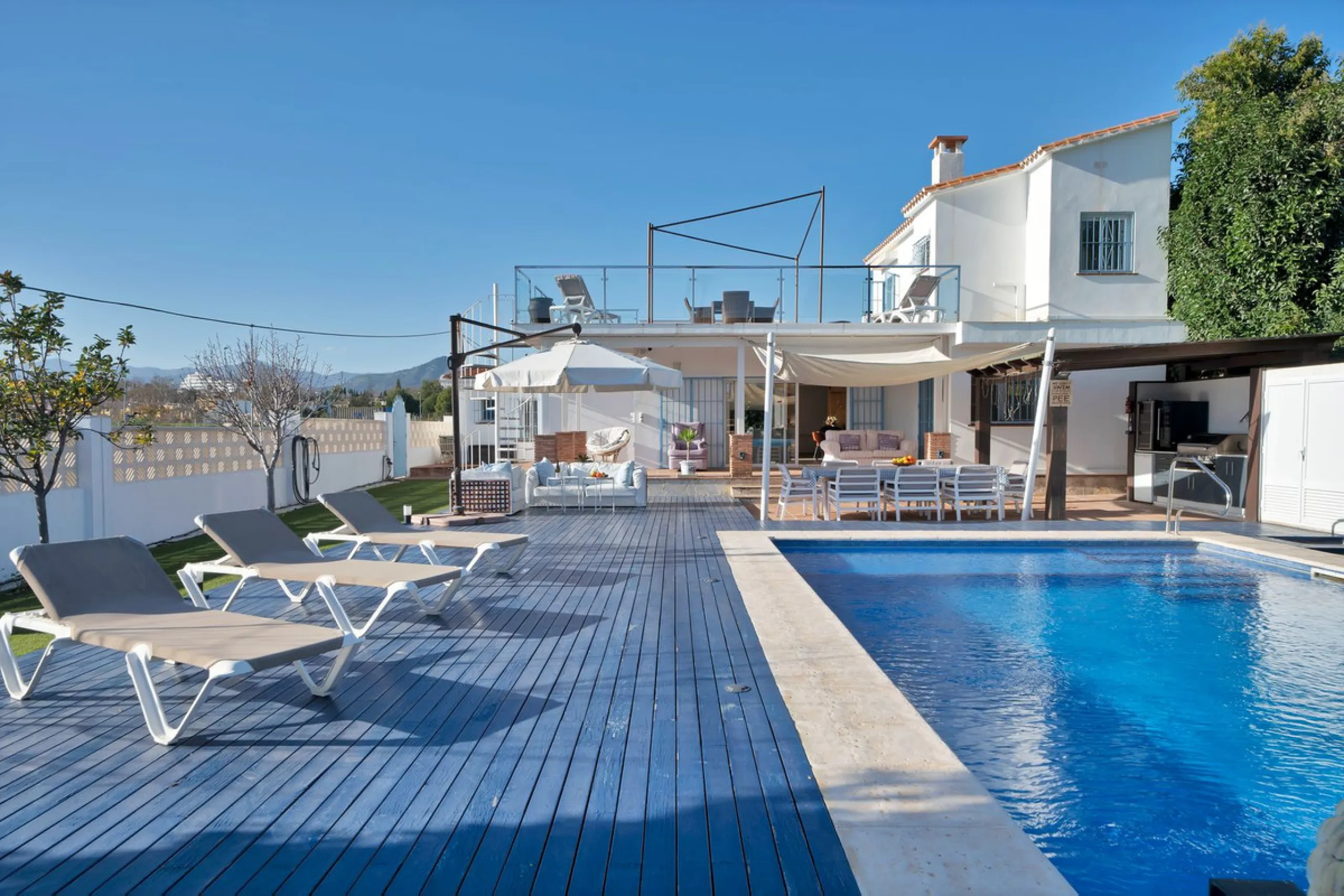 We are proud to represent this exclusive elegant and modern villa located beachside in the desirable area of San Pedro – The location is ideally situated within walking distance to the centre of San Pedro, which is full of fabulous bars & restaurants, the