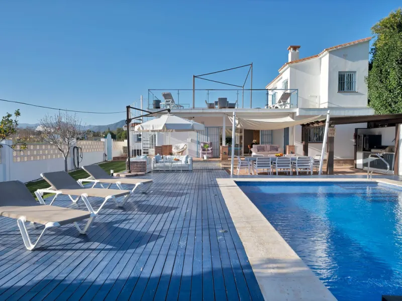 We are proud to represent this exclusive elegant and modern villa located beachside in the desirable area of San Pedro – The location is ideally situated within walking distance to the centre of San Pedro, which is full of fabulous bars & restaurants, the