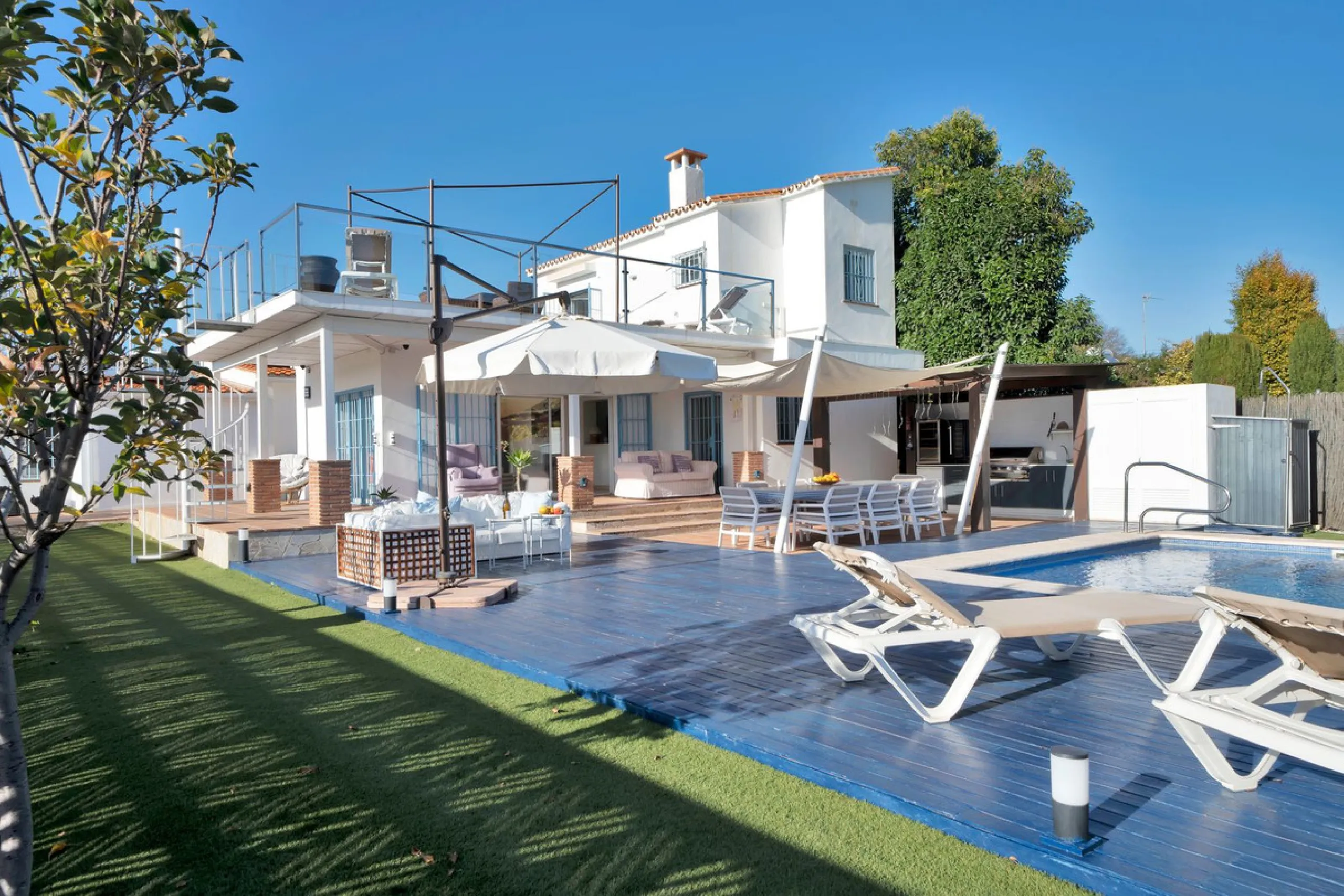 We are proud to represent this exclusive elegant and modern villa located beachside in the desirable area of San Pedro – The location is ideally situated within walking distance to the centre of San Pedro, which is full of fabulous bars & restaurants, the