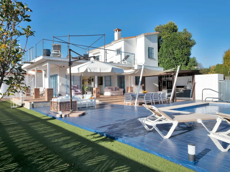 We are proud to represent this exclusive elegant and modern villa located beachside in the desirable area of San Pedro – The location is ideally situated within walking distance to the centre of San Pedro, which is full of fabulous bars & restaurants, the