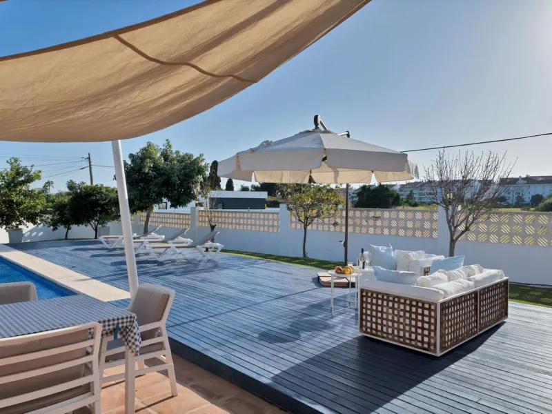 We are proud to represent this exclusive elegant and modern villa located beachside in the desirable area of San Pedro – The location is ideally situated within walking distance to the centre of San Pedro, which is full of fabulous bars & restaurants, the