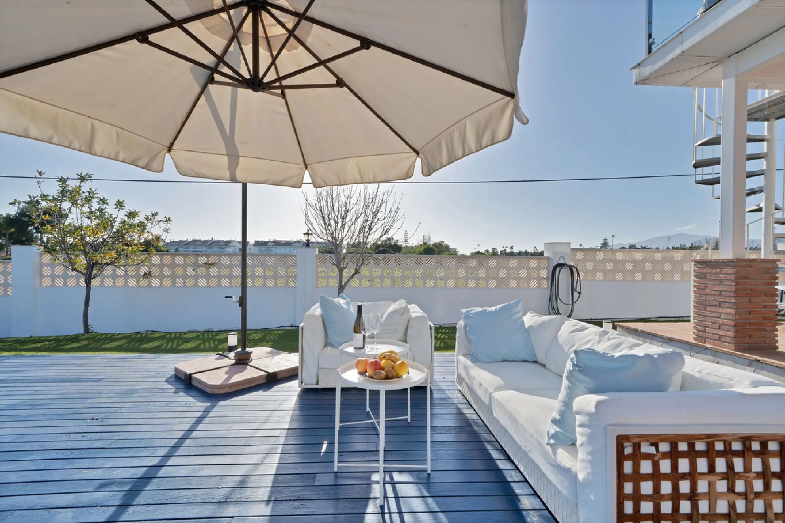 We are proud to represent this exclusive elegant and modern villa located beachside in the desirable area of San Pedro – The location is ideally situated within walking distance to the centre of San Pedro, which is full of fabulous bars & restaurants, the