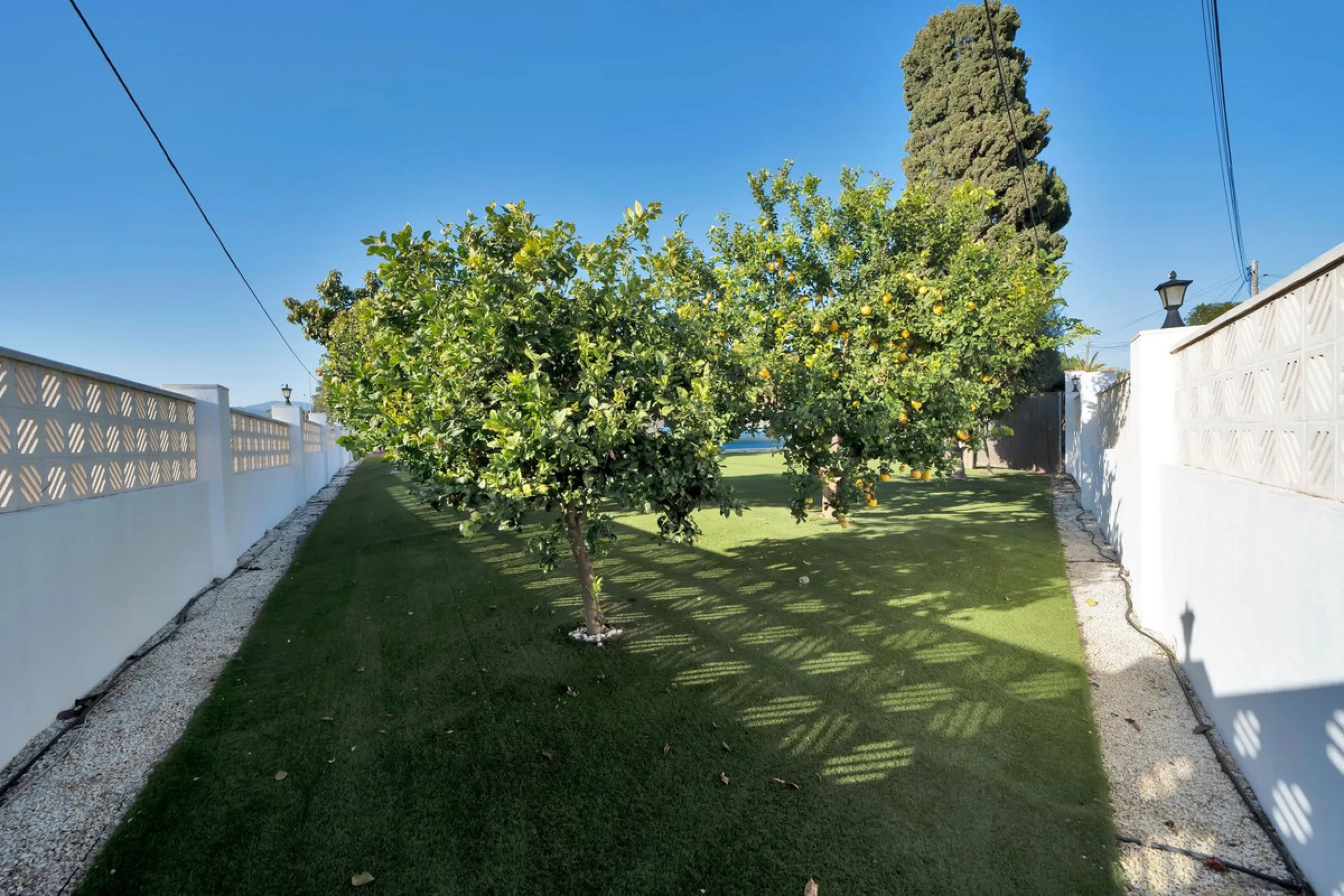 We are proud to represent this exclusive elegant and modern villa located beachside in the desirable area of San Pedro – The location is ideally situated within walking distance to the centre of San Pedro, which is full of fabulous bars & restaurants, the