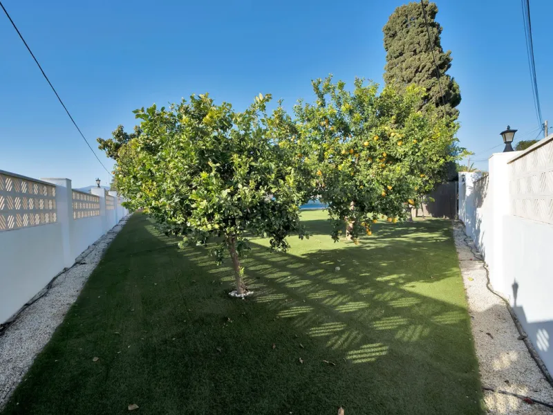 We are proud to represent this exclusive elegant and modern villa located beachside in the desirable area of San Pedro – The location is ideally situated within walking distance to the centre of San Pedro, which is full of fabulous bars & restaurants, the