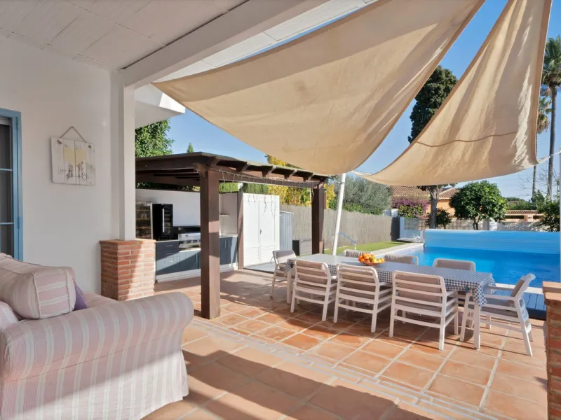We are proud to represent this exclusive elegant and modern villa located beachside in the desirable area of San Pedro – The location is ideally situated within walking distance to the centre of San Pedro, which is full of fabulous bars & restaurants, the