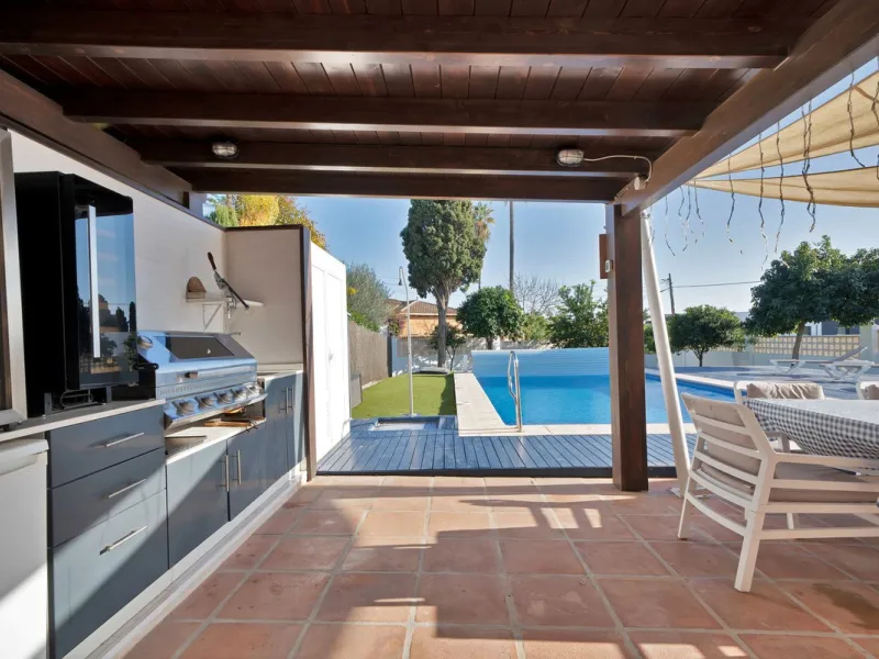 We are proud to represent this exclusive elegant and modern villa located beachside in the desirable area of San Pedro – The location is ideally situated within walking distance to the centre of San Pedro, which is full of fabulous bars & restaurants, the