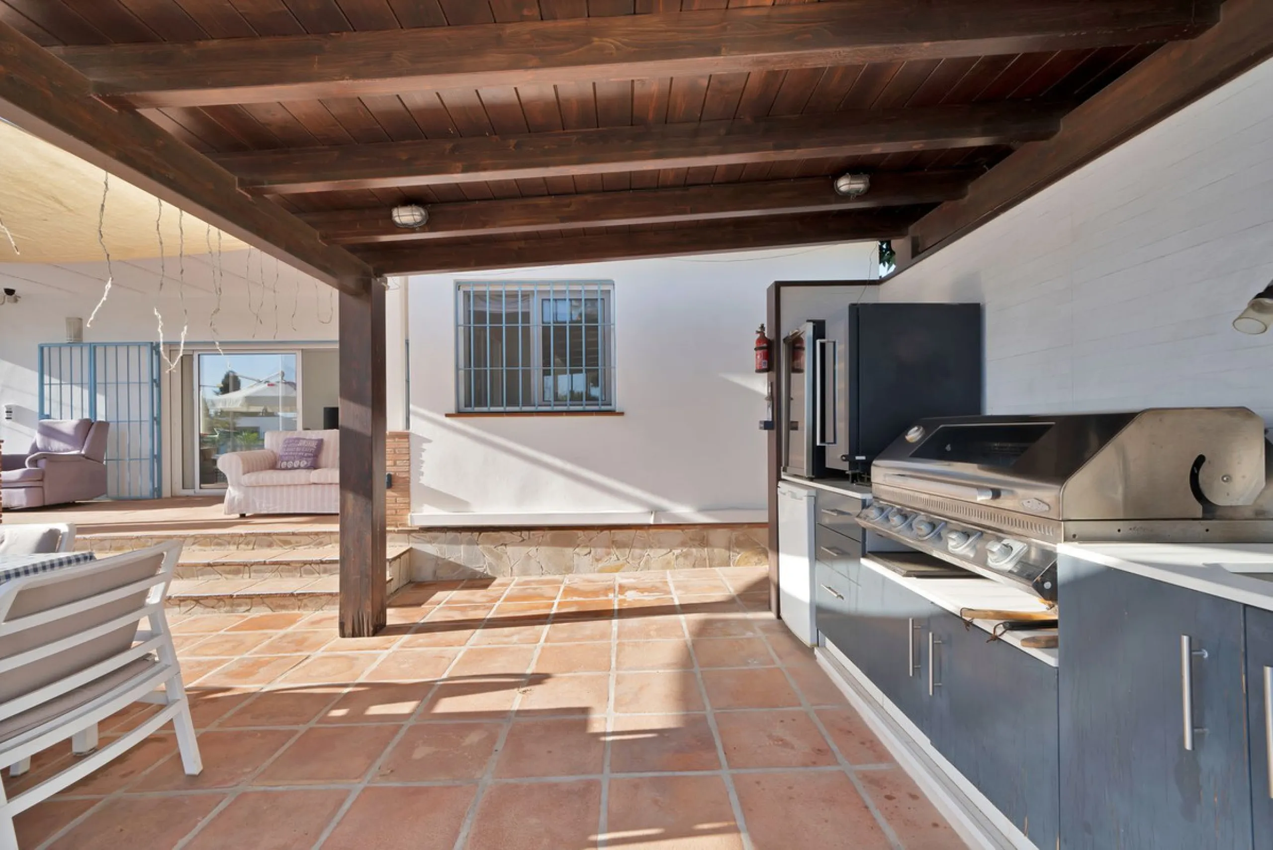 We are proud to represent this exclusive elegant and modern villa located beachside in the desirable area of San Pedro – The location is ideally situated within walking distance to the centre of San Pedro, which is full of fabulous bars & restaurants, the