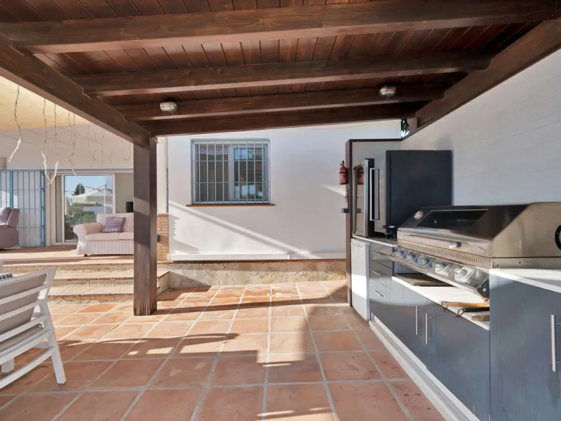We are proud to represent this exclusive elegant and modern villa located beachside in the desirable area of San Pedro – The location is ideally situated within walking distance to the centre of San Pedro, which is full of fabulous bars & restaurants, the