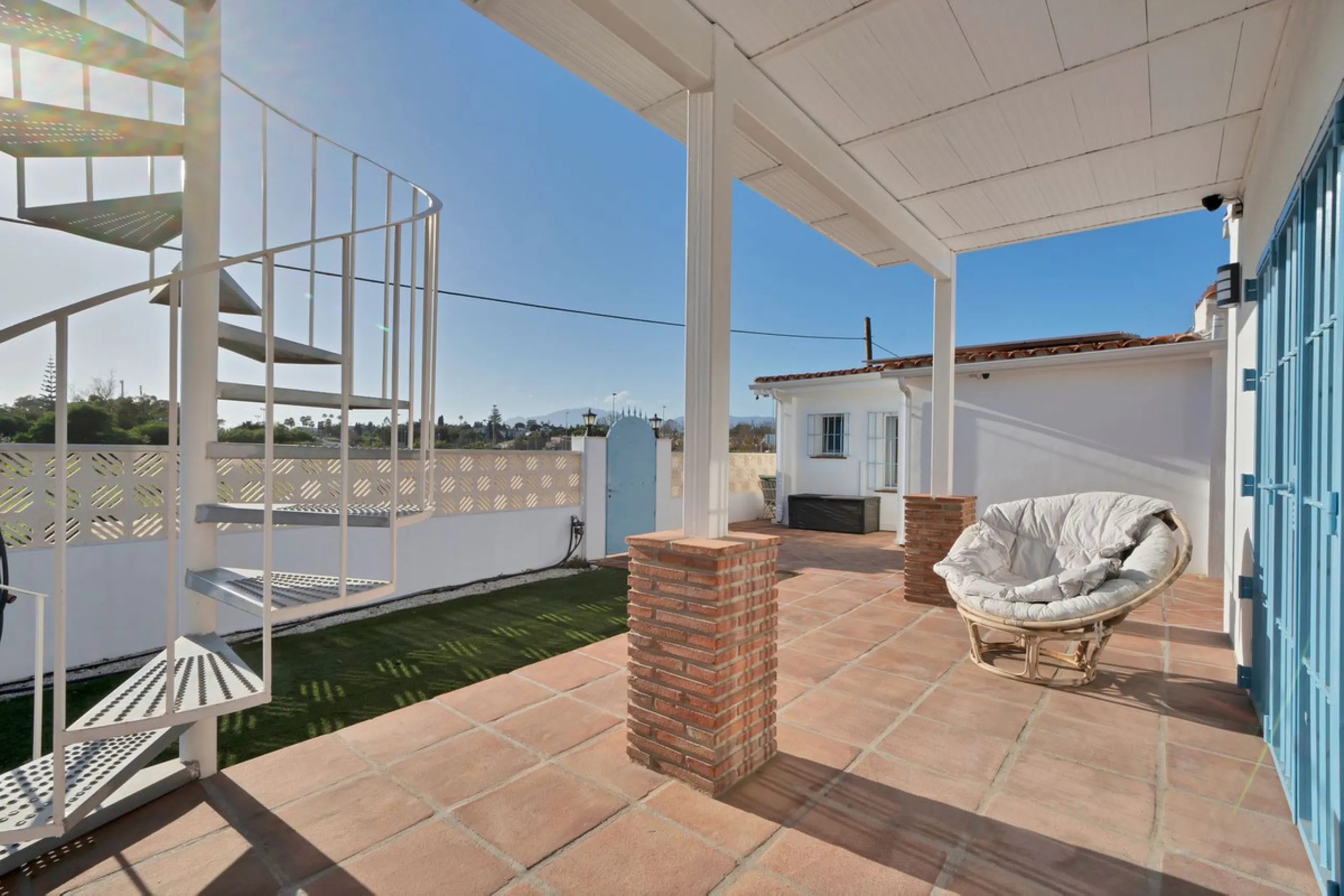 We are proud to represent this exclusive elegant and modern villa located beachside in the desirable area of San Pedro – The location is ideally situated within walking distance to the centre of San Pedro, which is full of fabulous bars & restaurants, the