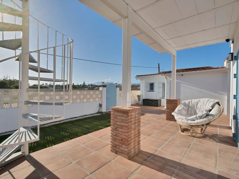 We are proud to represent this exclusive elegant and modern villa located beachside in the desirable area of San Pedro – The location is ideally situated within walking distance to the centre of San Pedro, which is full of fabulous bars & restaurants, the