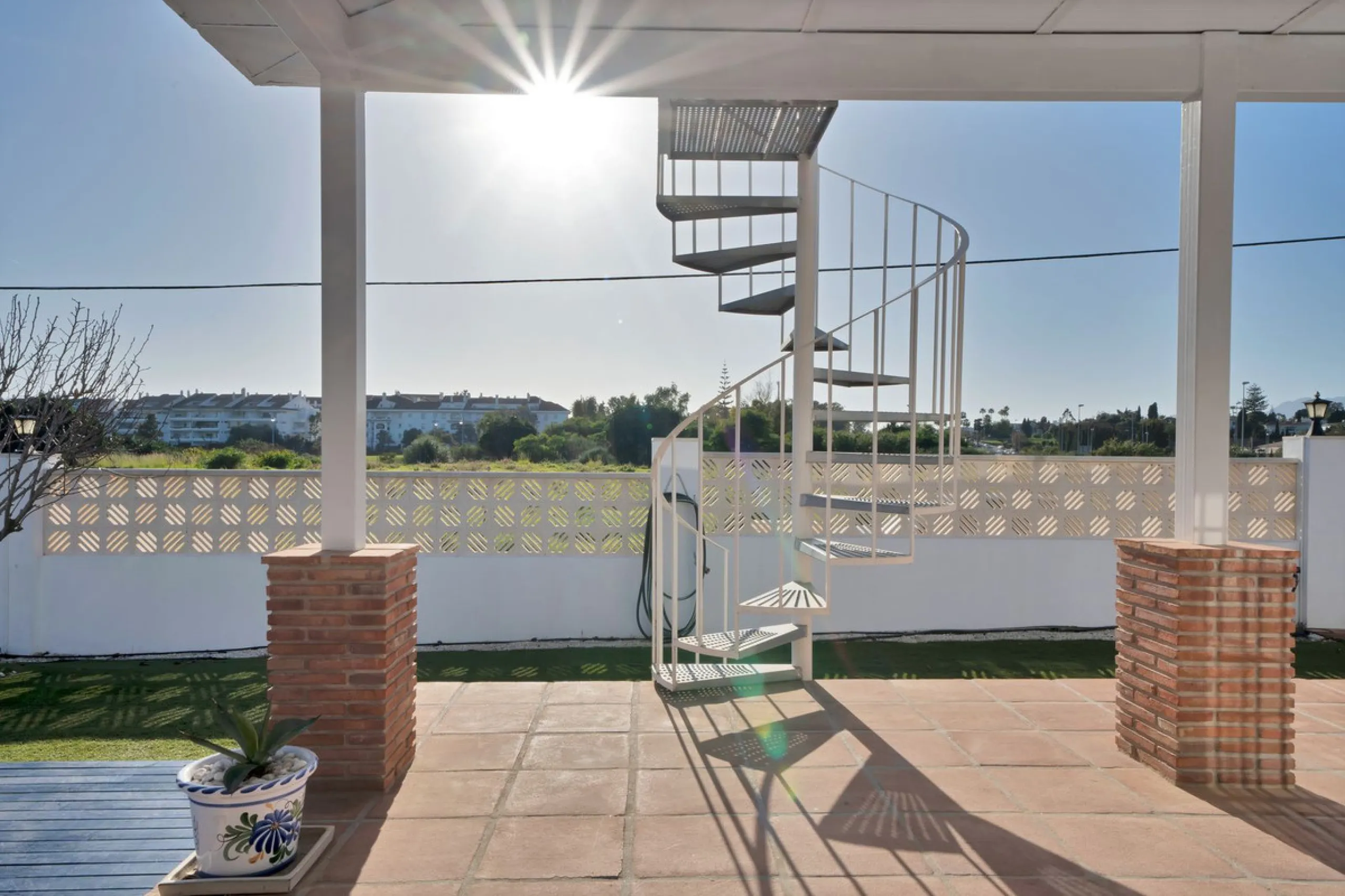 We are proud to represent this exclusive elegant and modern villa located beachside in the desirable area of San Pedro – The location is ideally situated within walking distance to the centre of San Pedro, which is full of fabulous bars & restaurants, the