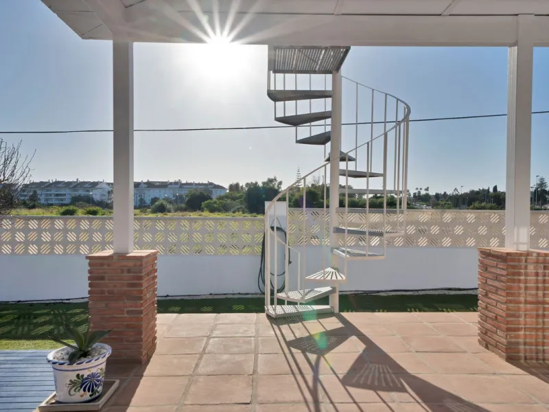 We are proud to represent this exclusive elegant and modern villa located beachside in the desirable area of San Pedro – The location is ideally situated within walking distance to the centre of San Pedro, which is full of fabulous bars & restaurants, the