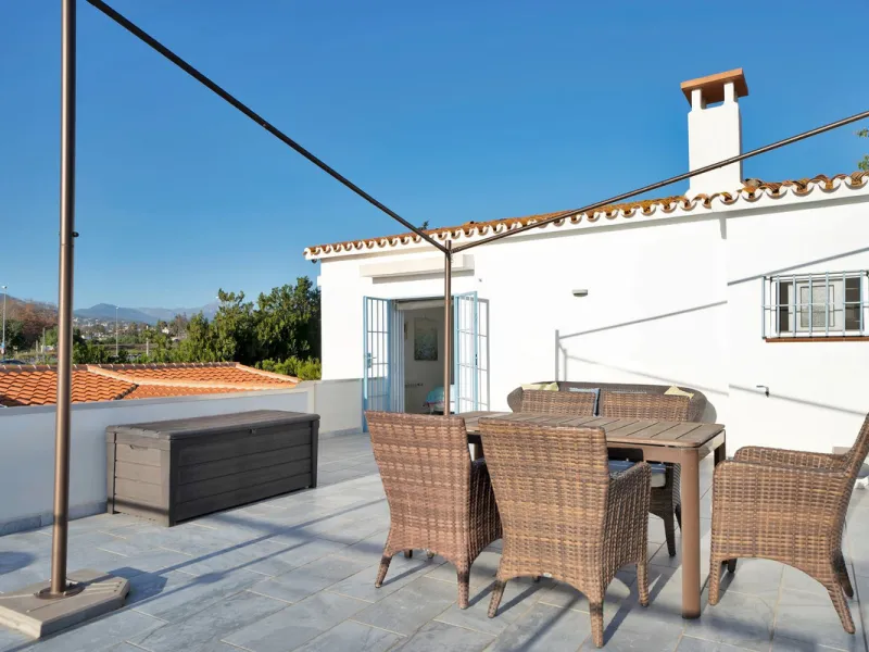 We are proud to represent this exclusive elegant and modern villa located beachside in the desirable area of San Pedro – The location is ideally situated within walking distance to the centre of San Pedro, which is full of fabulous bars & restaurants, the