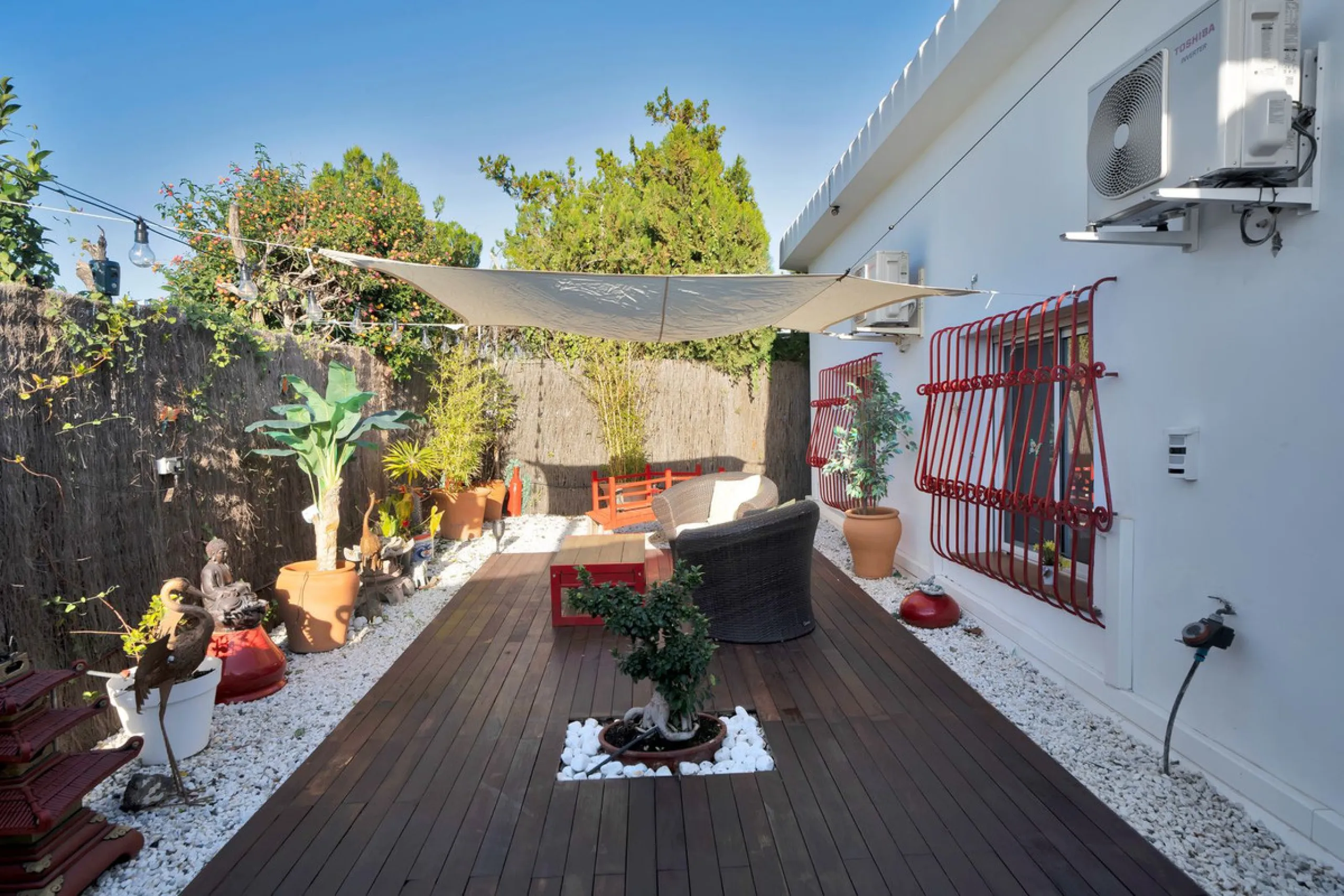 We are proud to represent this exclusive elegant and modern villa located beachside in the desirable area of San Pedro – The location is ideally situated within walking distance to the centre of San Pedro, which is full of fabulous bars & restaurants, the